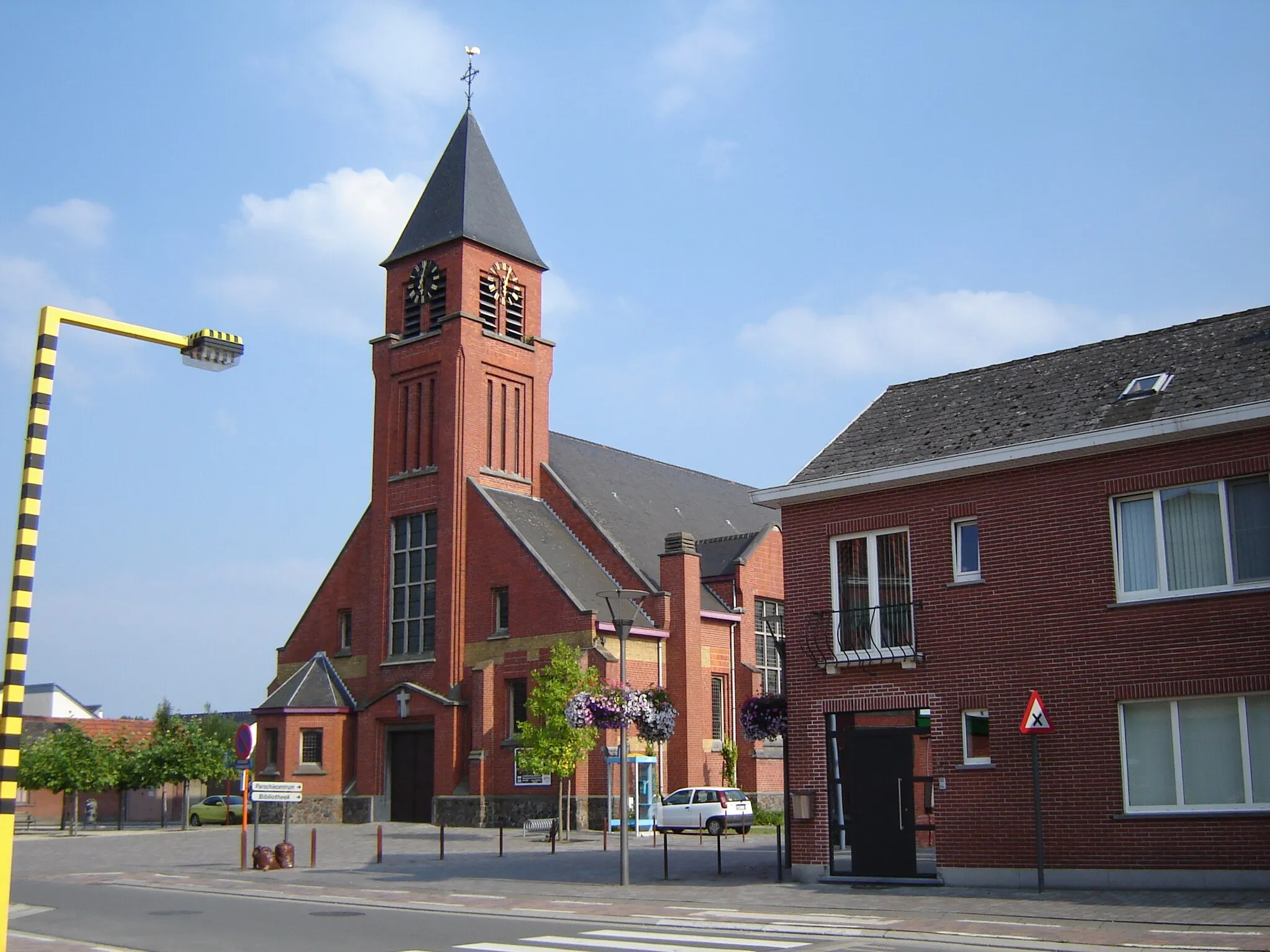 Photo showing: Center of the Overbeke quarter, with the Church of Saint Thérèse de Lisieux. Overbeke, Wetteren, East Flanders, Belgium