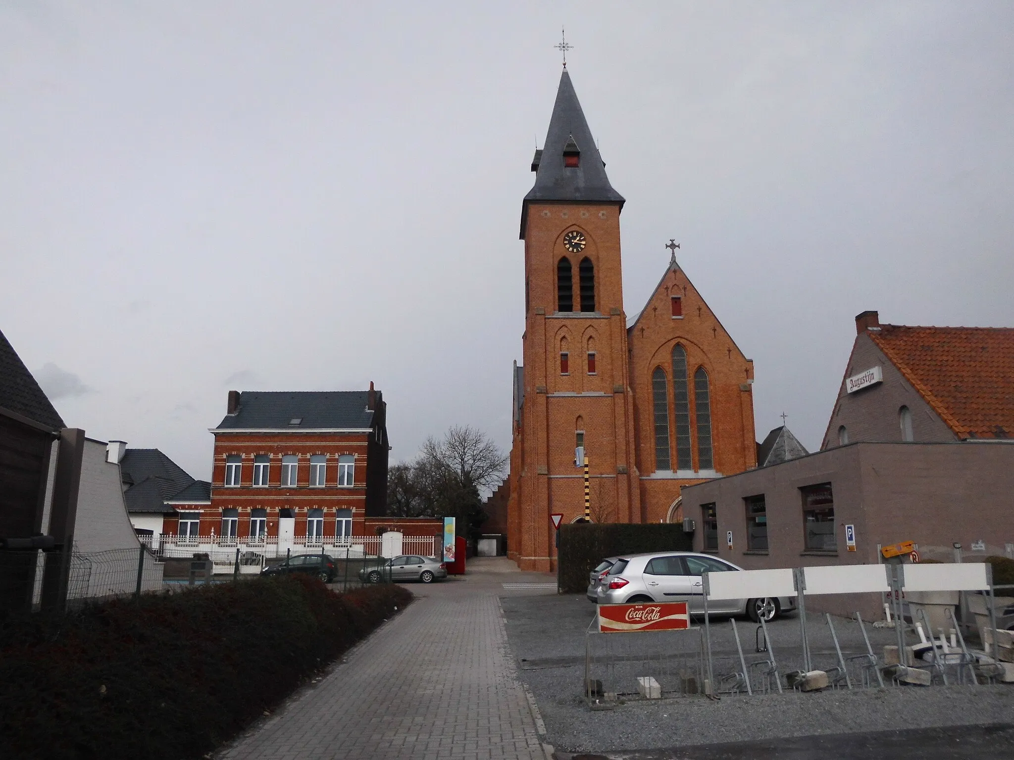 Photo showing: Links de pastorie - rechts daarvan de Heilig Hartkerk - helemaal rechts het nu afgebroken café Den Heksenketel - Belzeelsestraat - Belzele - Evergem - Oost-Vlaanderen - België.