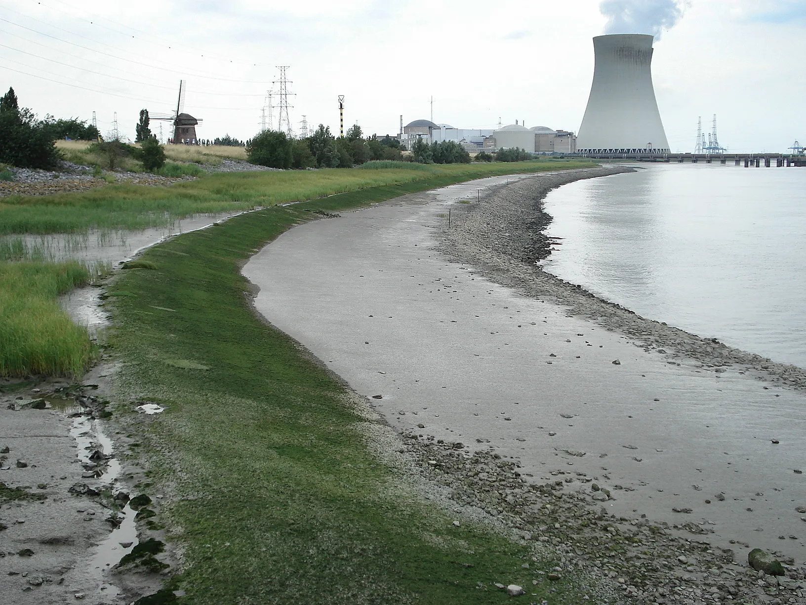 Photo showing: Doel (Belgique), berge de l'Escaut avec vieux moulin et centrale nucléaire.

Doel: Scheldedijk met slikken. Oude molen en koeltorens kerncentrale. Vanop veer Doel-Lillo.