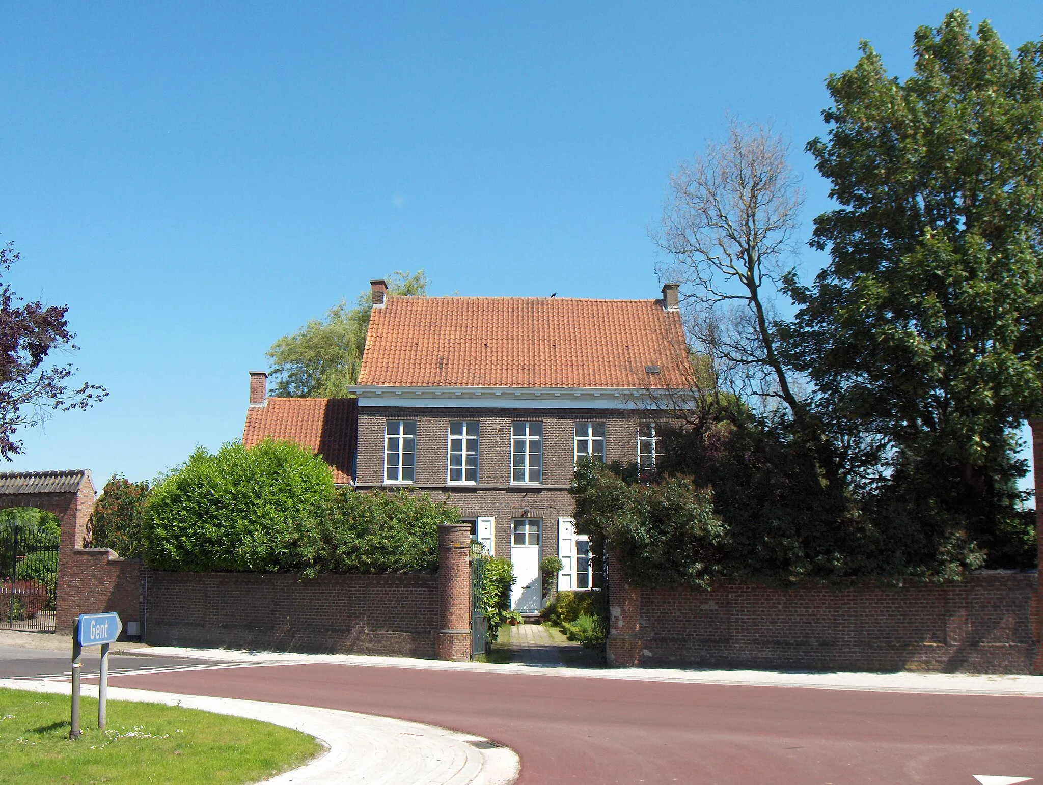 Photo showing: Beschreibung: Desteldonk (Ortsteil der Stadt Gent, Belgien), ehemaliges Pfarrhaus an der Rechtstraat (in der Nähe der Kirche), Blick von Süden. 1999 verkauft und seitdem Privatbesitz.

Datum: 11. Juni 2006.
Fotograf: Friedrich Tellberg