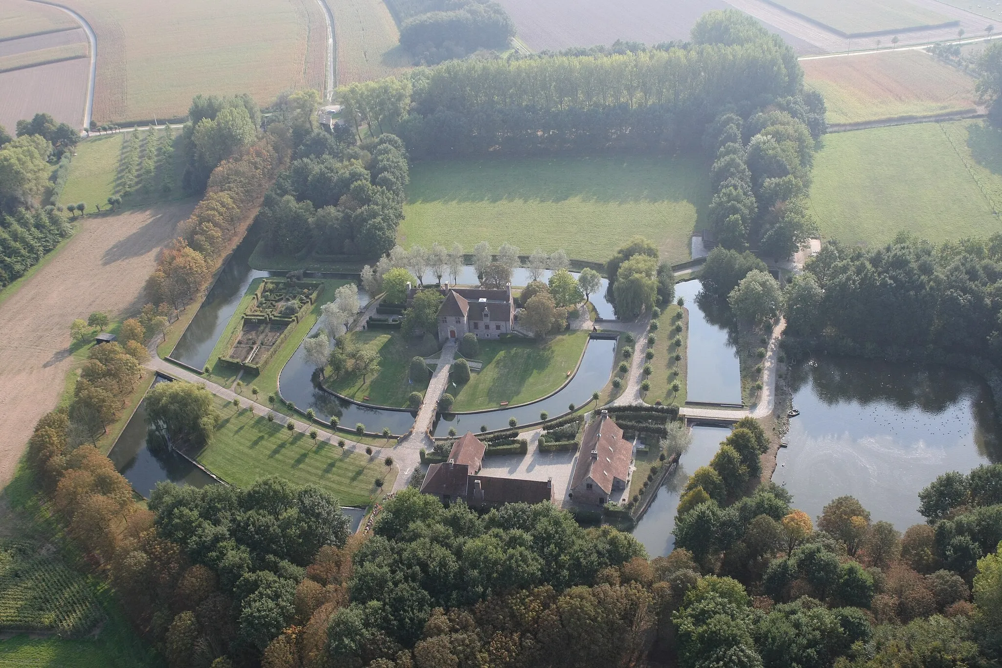 Photo showing: Water castle Kasteel Axelwalle, Heurne, near Oudenaarde, East Flanders, Belgium