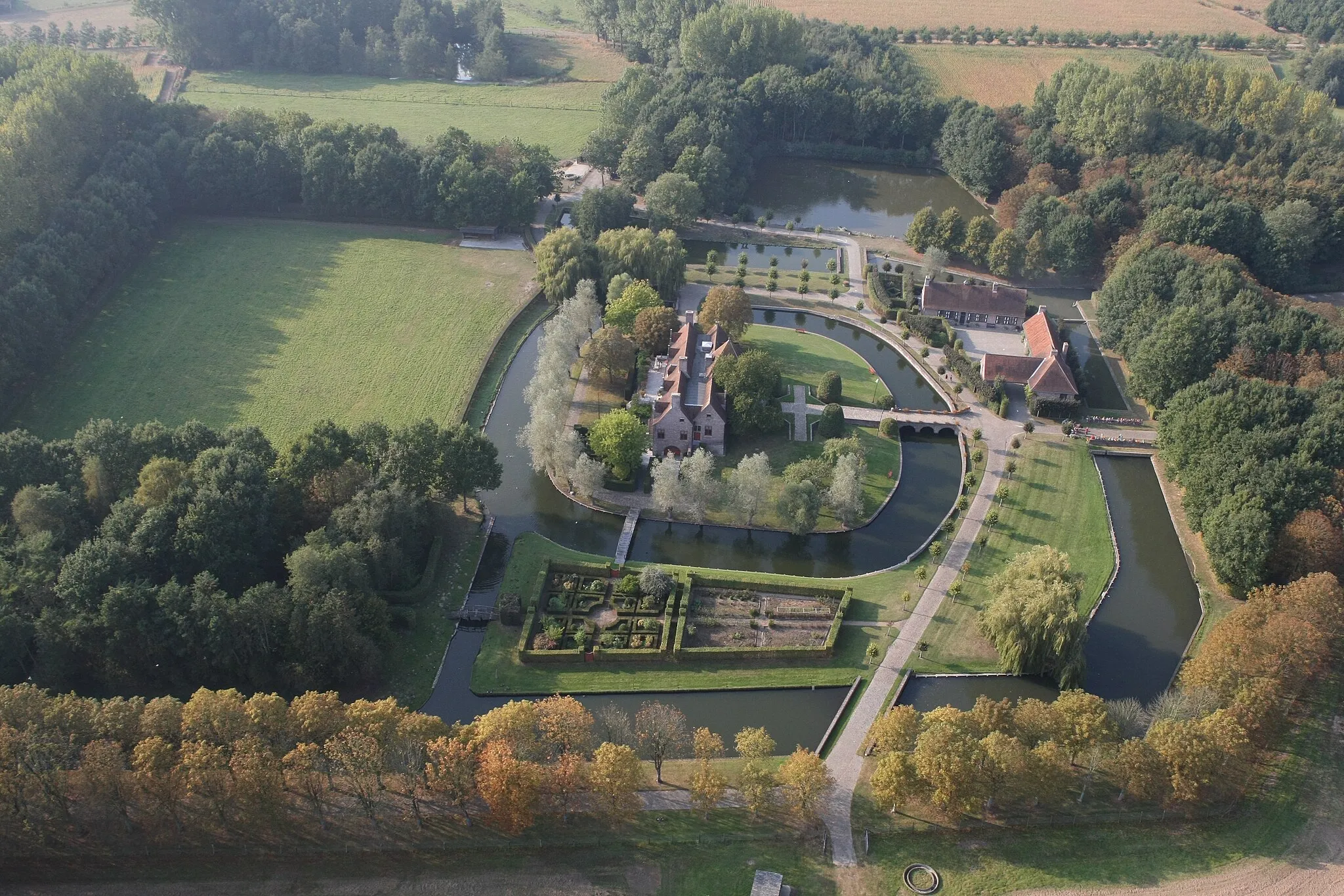 Photo showing: Water castle Kasteel Axelwalle, Heurne, near Oudenaarde, East Flanders, Belgium