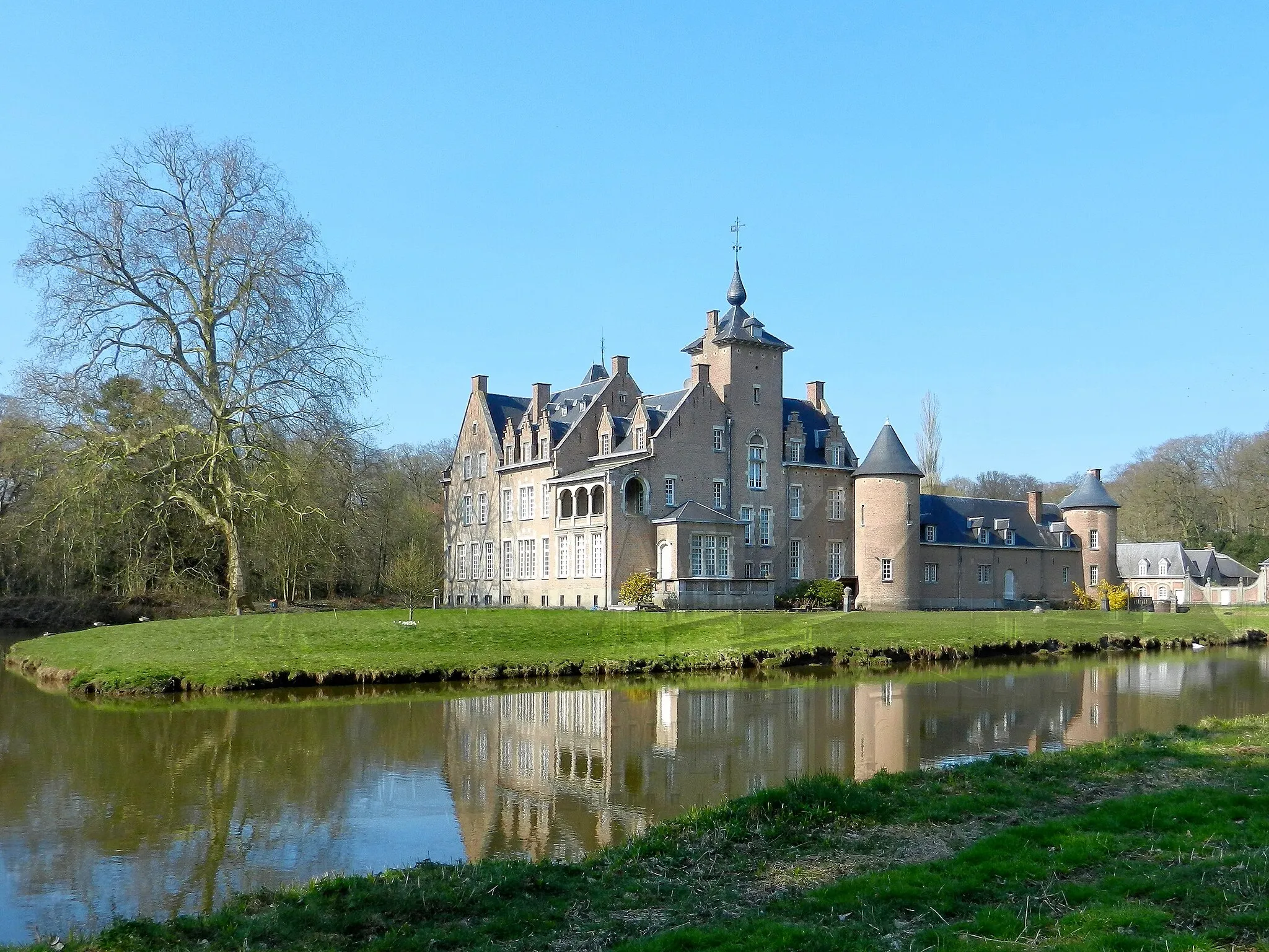 Photo showing: Court Melis in Lippelo Forest.  Allready mentioned In 1448 as  castle farm. Throughout the centuries it often changed owners and was rebuilt to the castle as it is today. In the 18th century, with the passage of the troops of Louis XIV, the castle was a temporary military headquarters. In 1914 the castle was destroyed by the guns of Fort Bornem because Germans were staying in it. It was rebuilt in 1920 in Flemish Renaissance style. Belgian king Leopold III also did stay at the castle during the 18-day war in 1940.
The castle is privately owned by Count Geoffrey de Pierrefeu and is not accessible, but it is visible from the street. The forest around it is partially open for walkers. This photo was taken on a day the estate was exceptionally accessible for walkers.