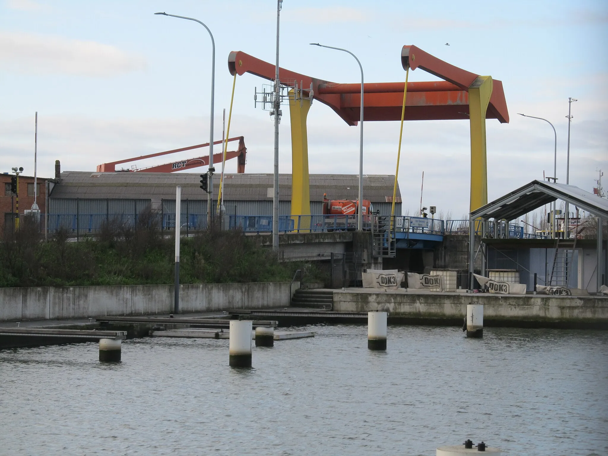 Photo showing: Victor Dumon bridge over the Brussels–Scheldt Maritime Canal, in the Flemish village Klein-Willebroek in Belgium.