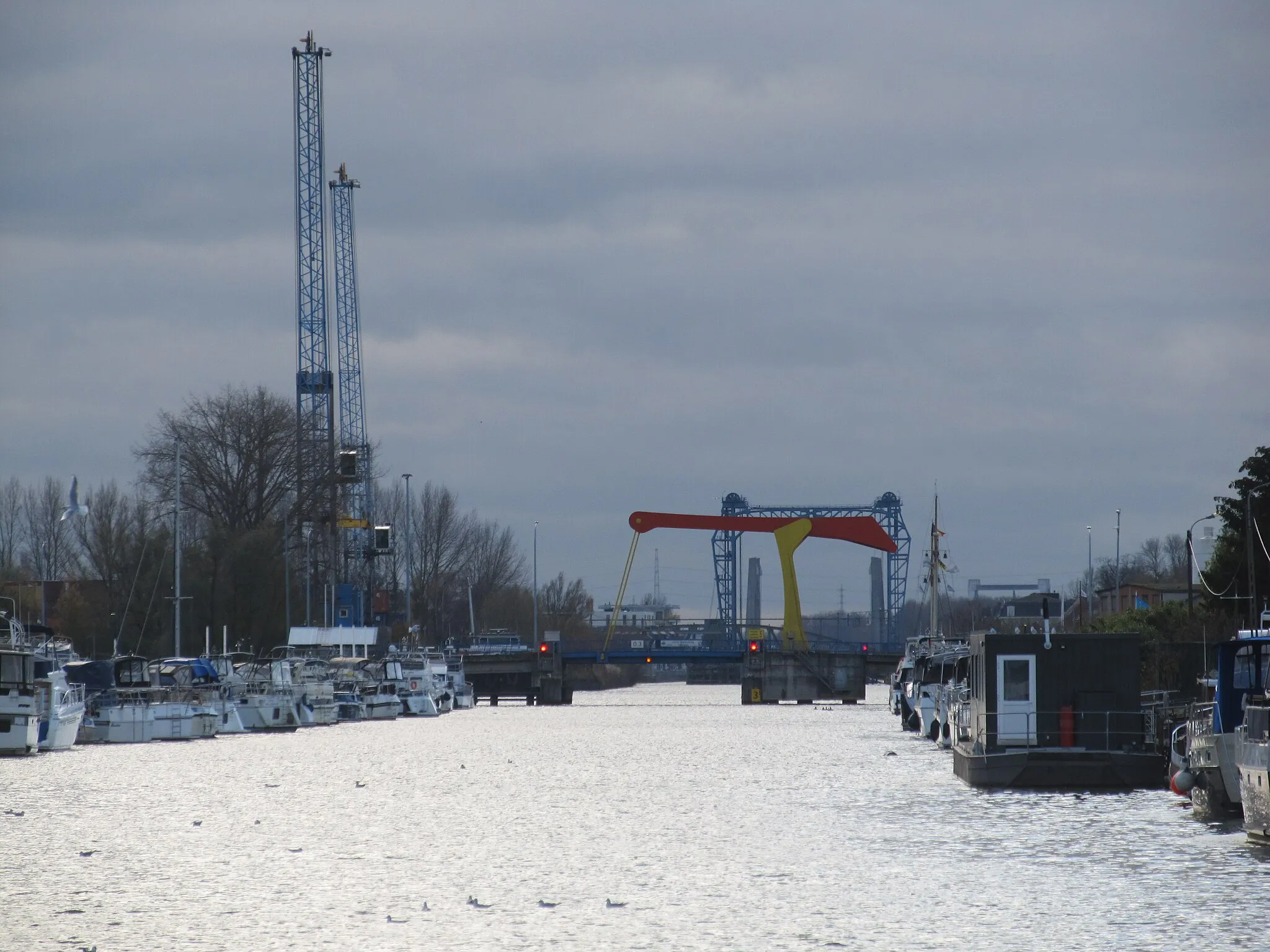 Photo showing: Victor Dumon bridge over the Brussels–Scheldt Maritime Canal, in the Flemish village Klein-Willebroek in Belgium, with Vredesbrug (Peace Bridge) in the background.