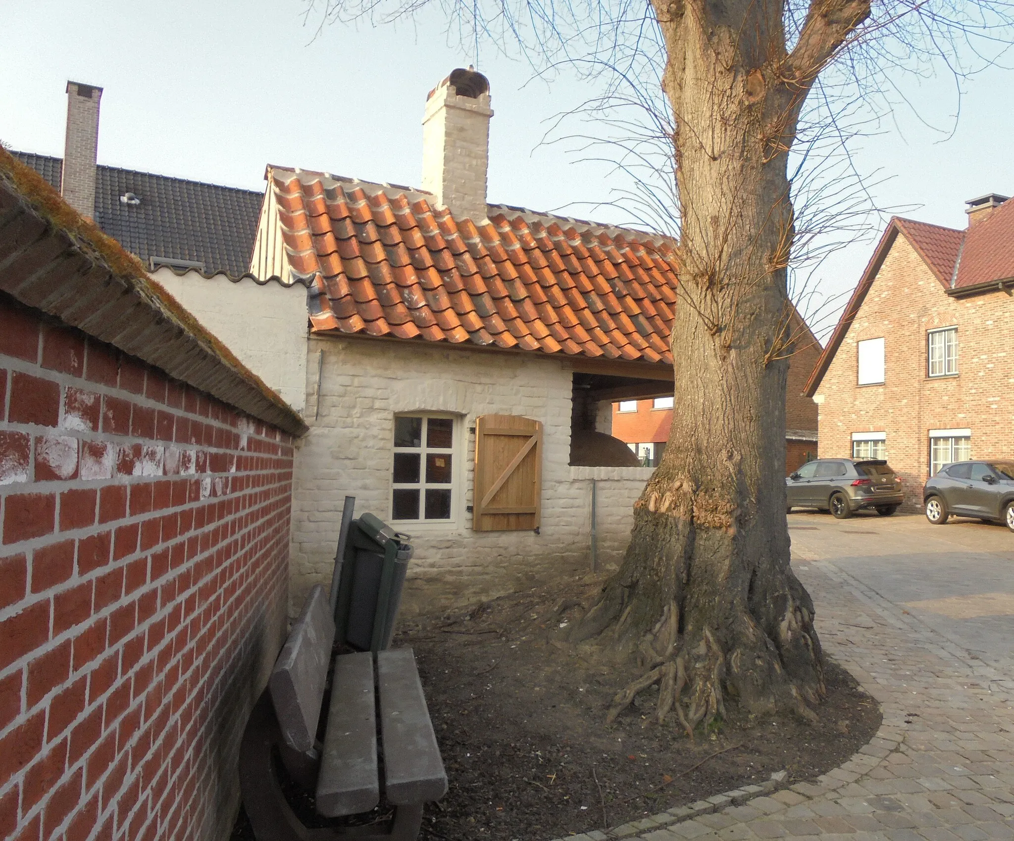 Photo showing: Gerestaureerde bakoven en bakhuis - nabij de Sint-Onkomenakerk - Hoge Hellesemweg - Bavegem - Sint-Lievens-Houtem - Oost-Vlaanderen - België.