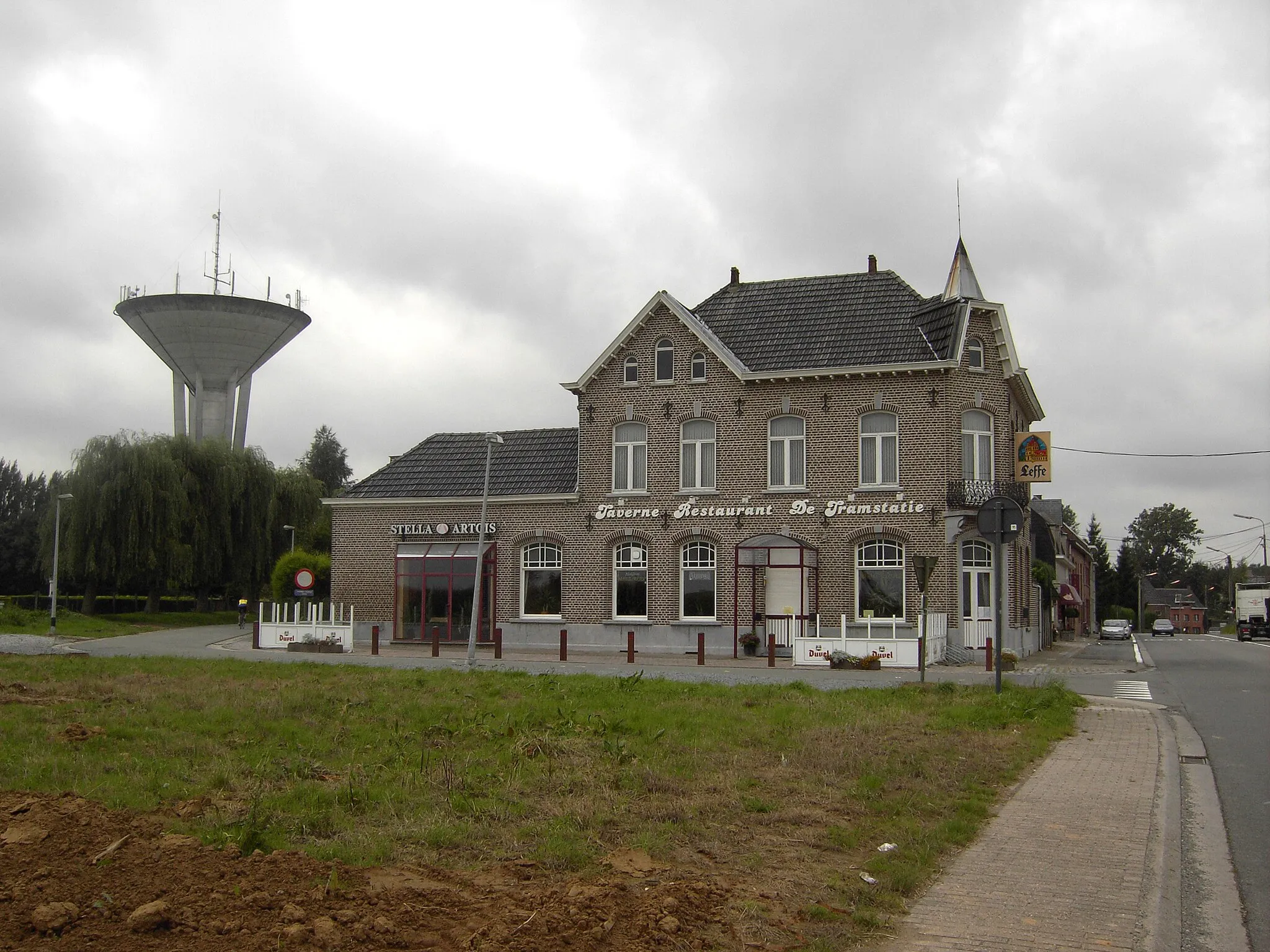 Photo showing: Watertoren - Sint-Lievens-Esse - Herzele - Oost-Vlaanderen - België. Het restaurant is gevestigd in het voormalig buurtspoorwegstation van Sint-Lievens-Esse. De spoorlijn liep links van het gebouw en vermeed het centrum van het dorp.