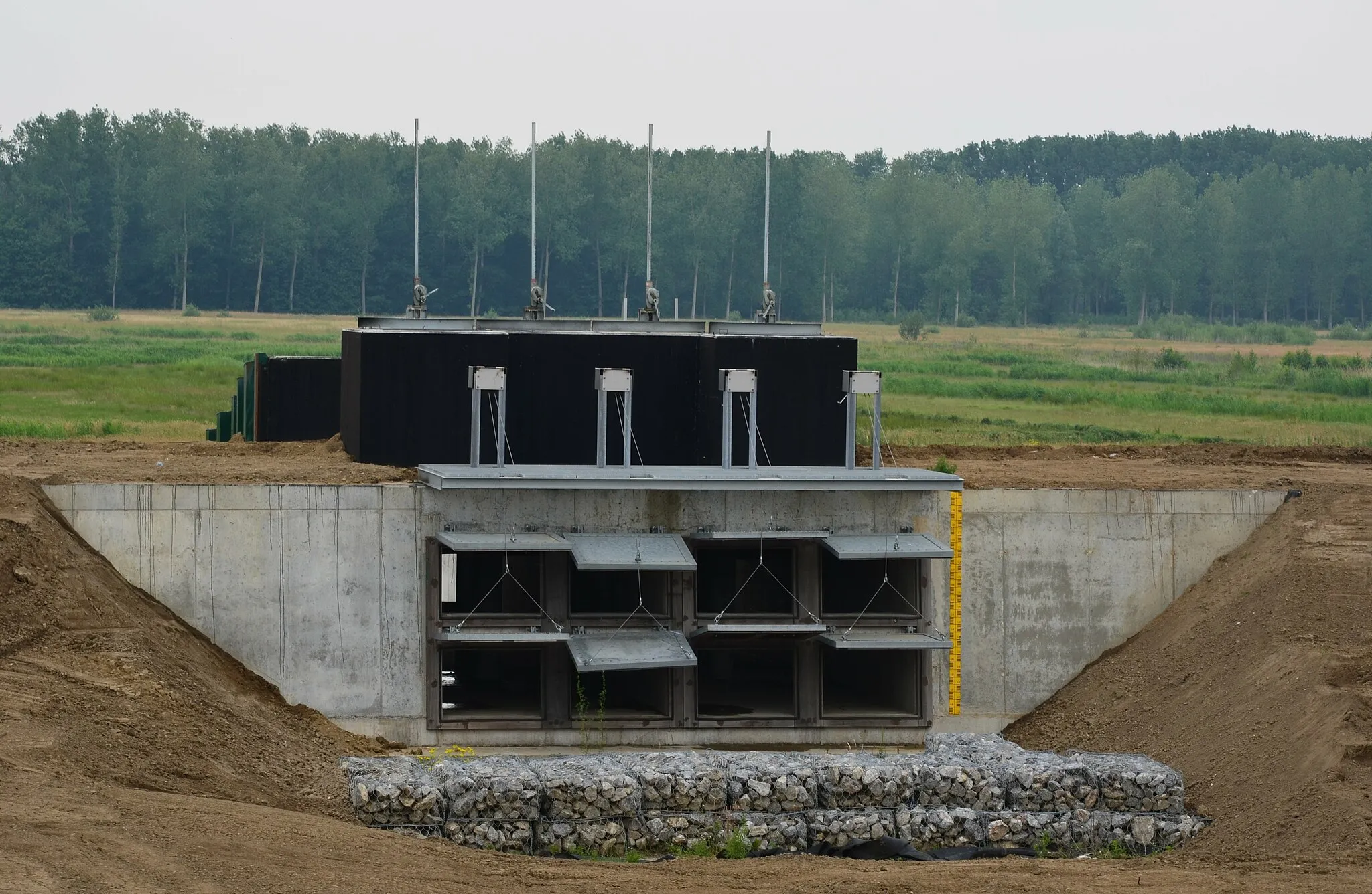Photo showing: Effluent construction which will regulate the water level of the controlled floodplain of Kruibeke, Bazel and Rupelmonde (Belgium)