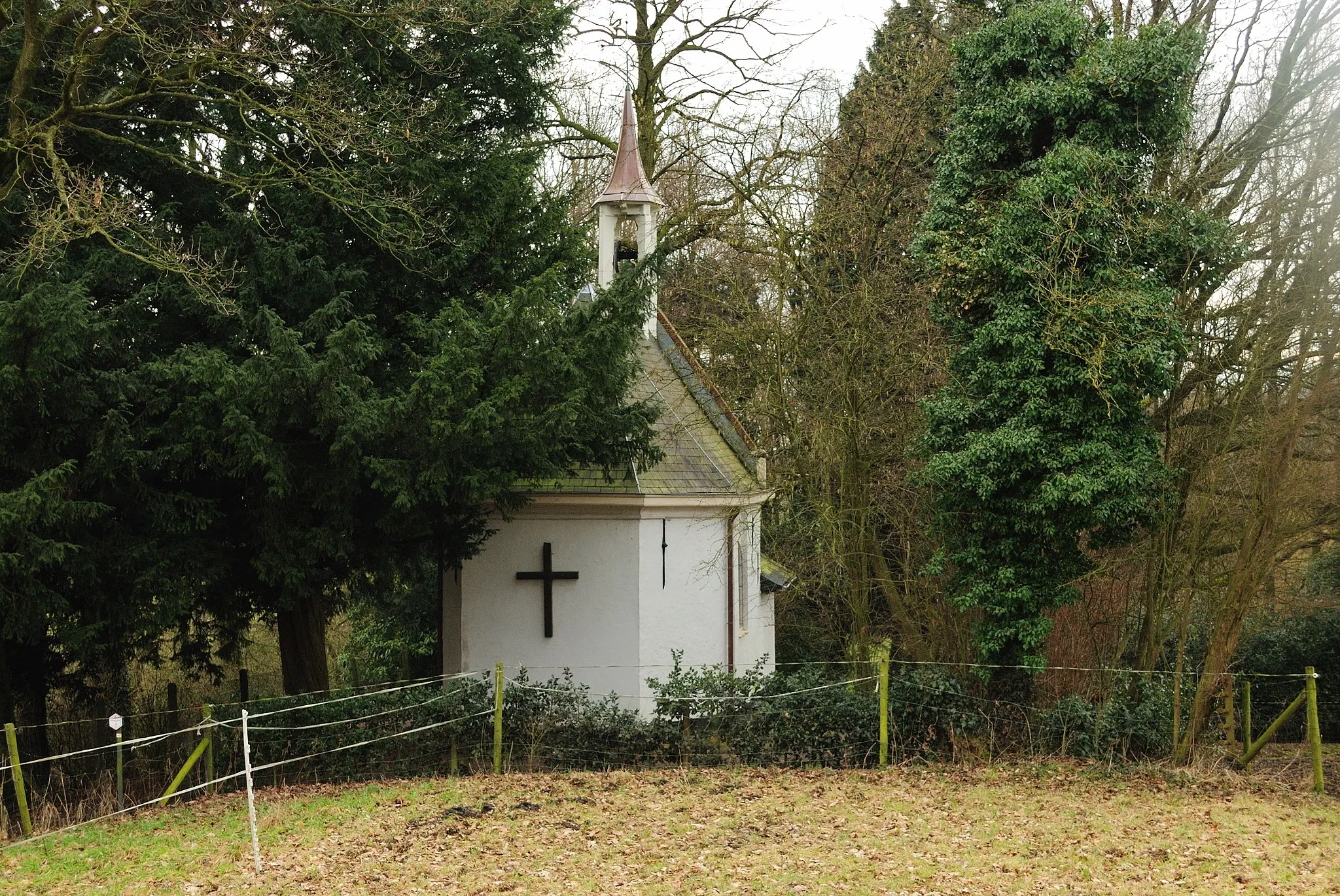 Photo showing: Kruisborre chapel at the town of Asse, Belgium; view from the back (North) side. Nikon D60 f=32mm f/6.3 at 1/160s ISO 400. Processed using Nikon ViewNX 1.5.2.