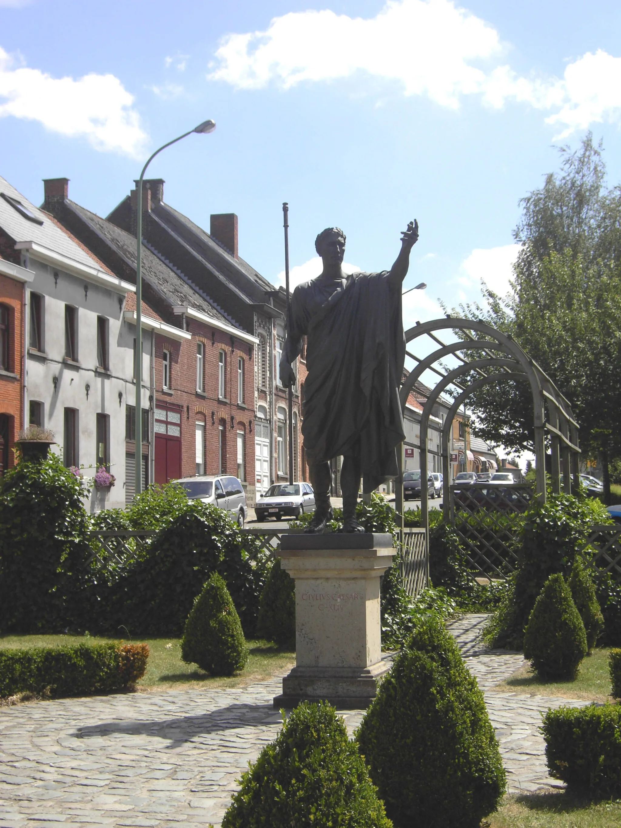 Photo showing: Zottegem - Velzeke - Standbeeld van Julius Caesar