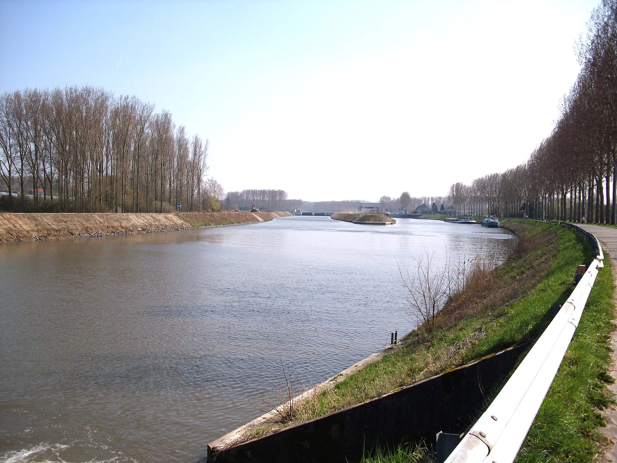 Photo showing: Sas van Asper op de Schelde - Gavere - Oost-Vlaanderen - Vlaanderen - België. Rechts de oude vaargeul naar de oude Sassen, links de nieuwe vaargeul. Toestand op 1 april 2009.