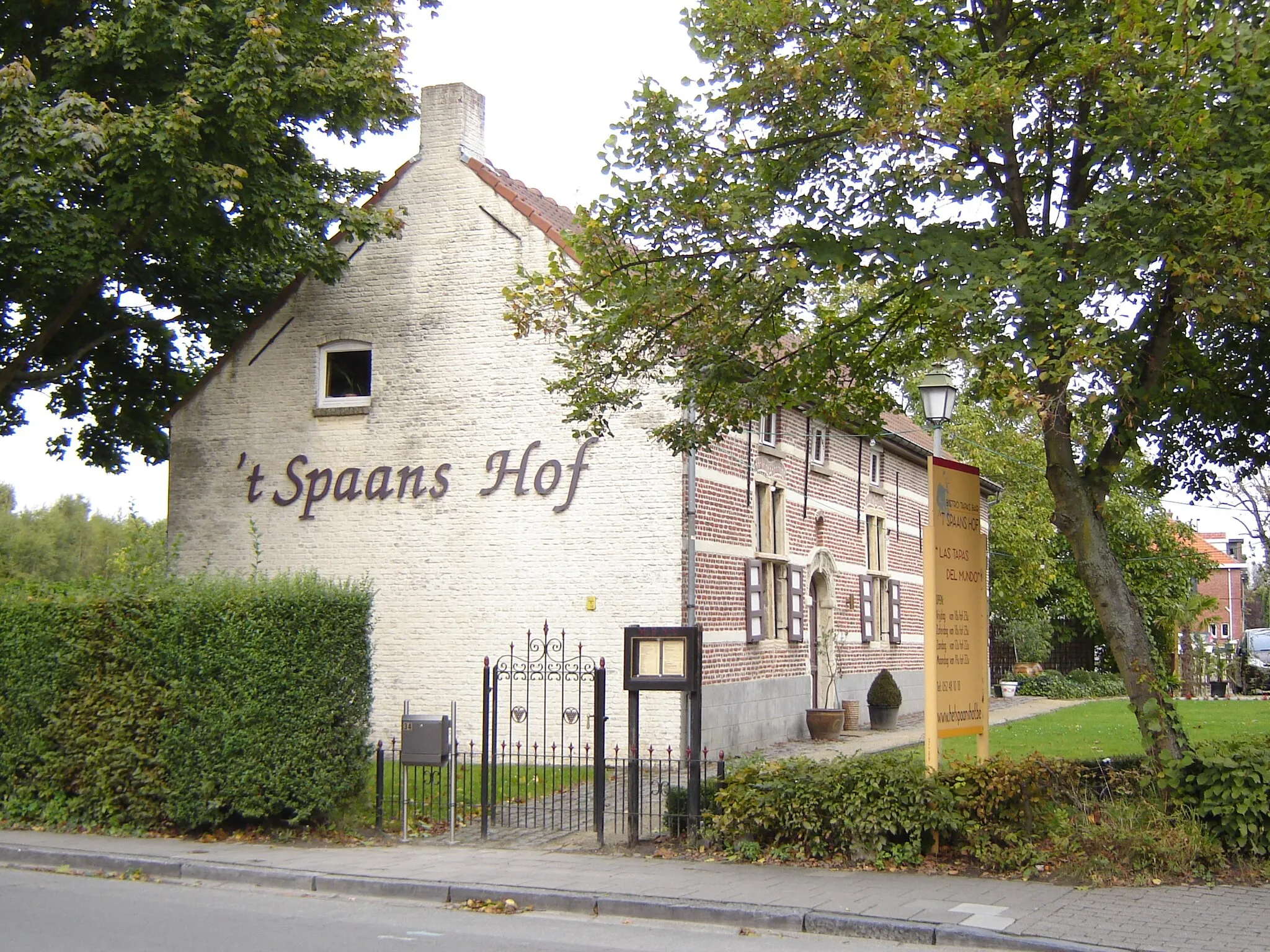 Photo showing: "Spaans Huis" (lit. Spanish House) in Hamme. Former 17th century farm, nowadays a restaurant. Hamme, East Flanders, Belgium