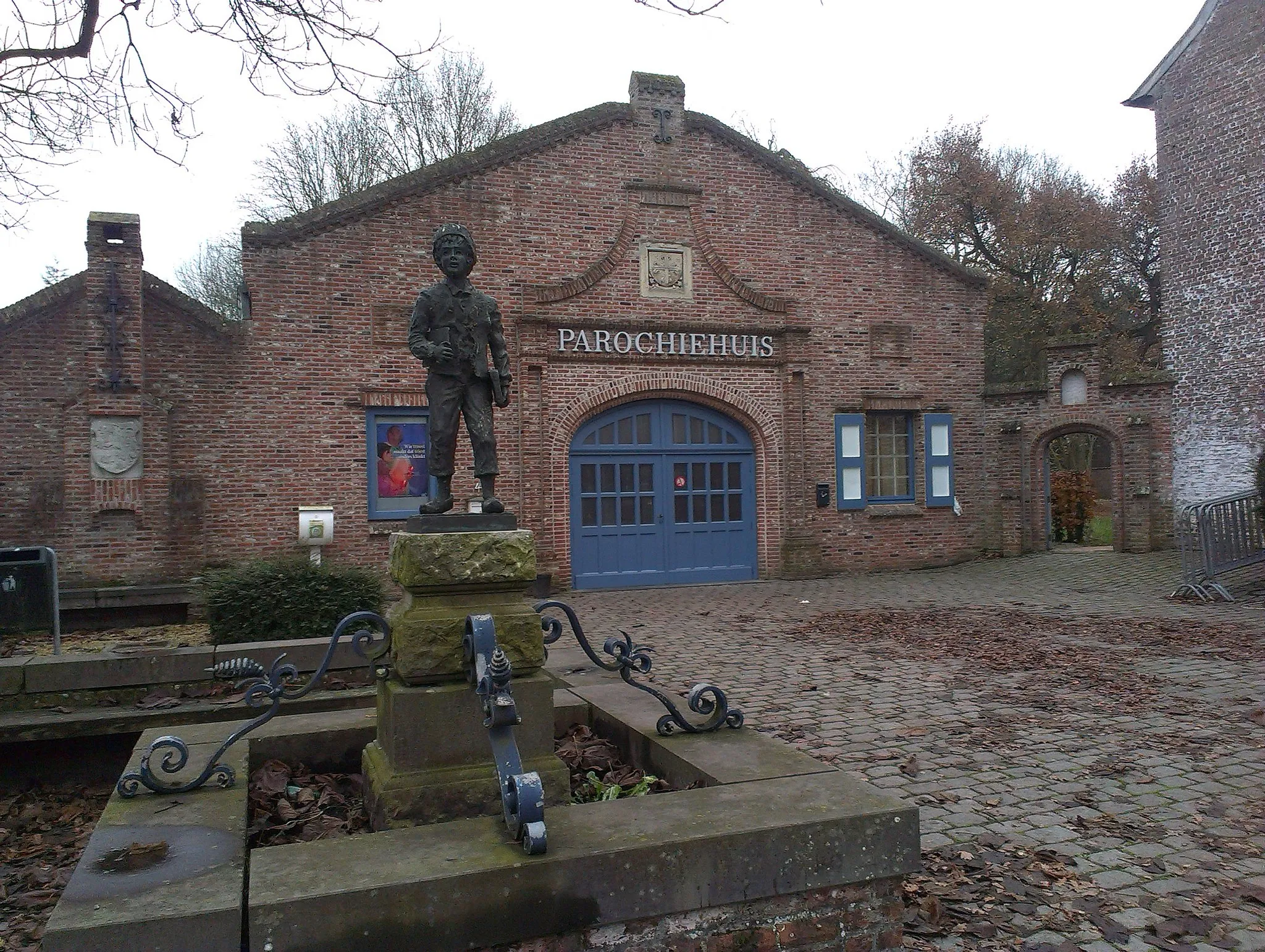 Photo showing: parochiehuis met standbeeld van Jan Frans Vonck op de voorgrond (centrum Baardegem)