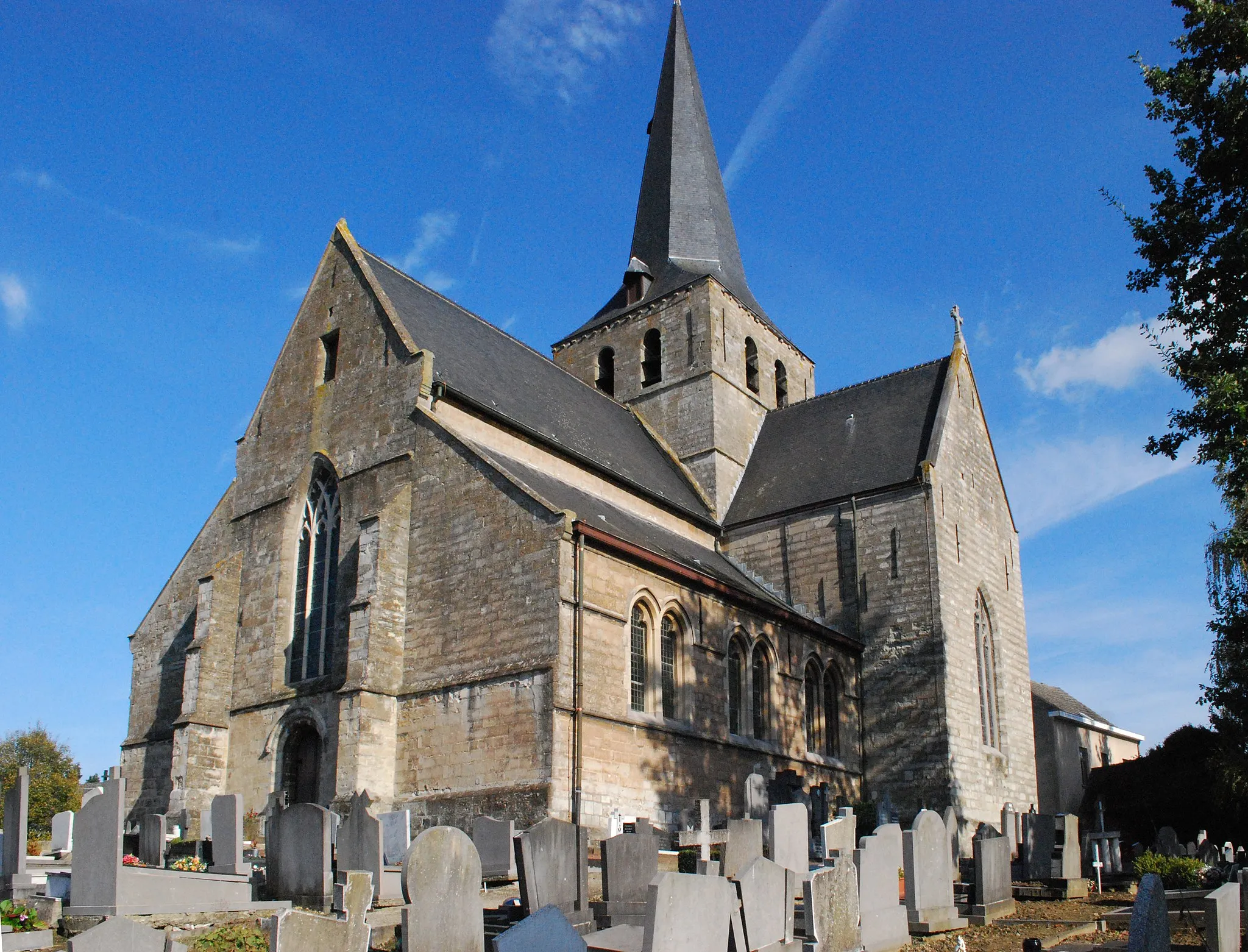 Photo showing: Southeast view of the church of Saint Walburga and part of the surrounding graveyard at the village of Meldert, commune of Aalst, Belgium. Nikon D60 f=18mm f/16 ISO 1600 1/1000s. Perspective & framing corrected using GIMP 2.6.11.