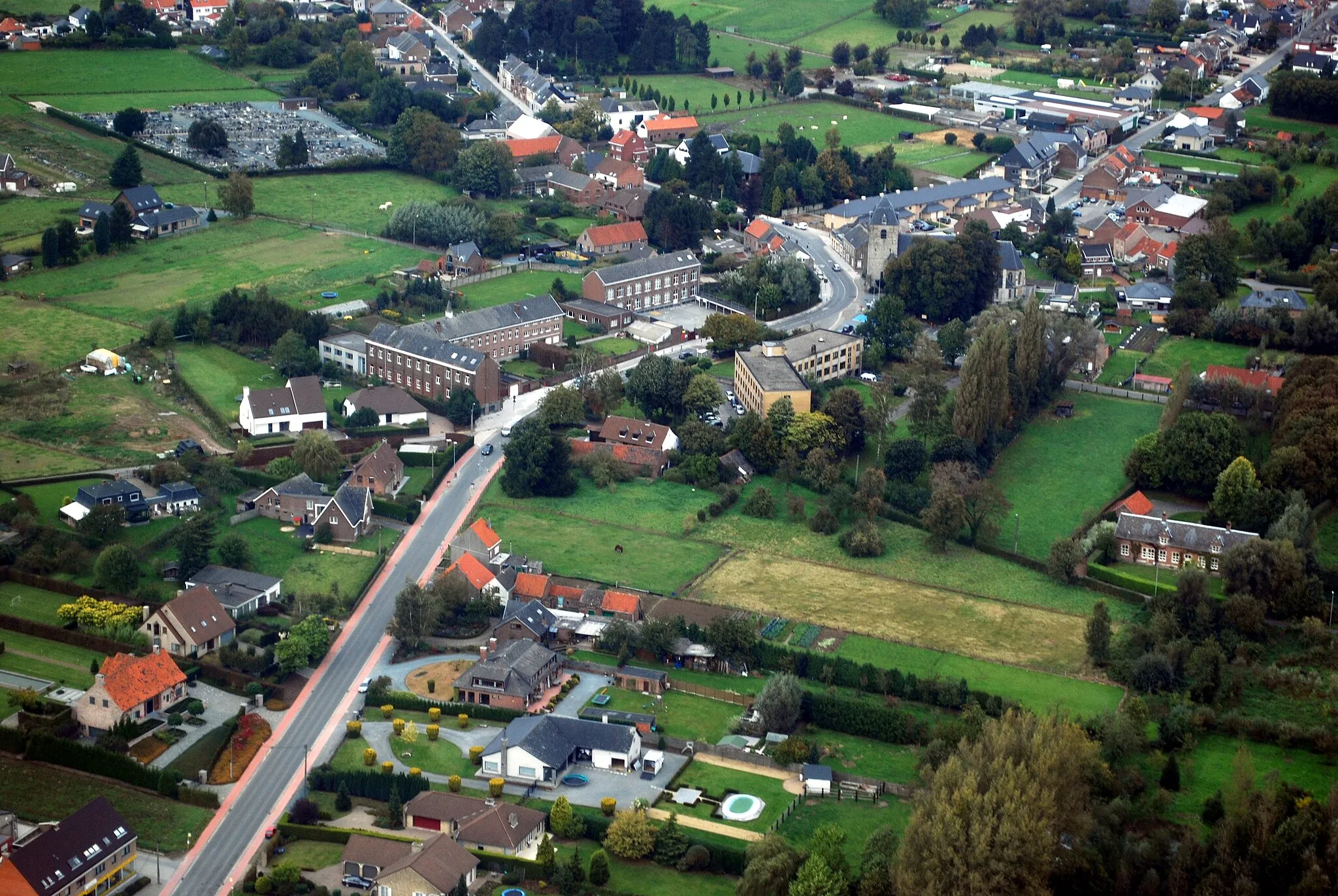 Photo showing: Aerial photograph from the South towards the village centre of Hekelgem (commune of Affligem, Belgium). Nikon D60 f=55mm f/7.1 1/160s, color correction in Adobe Photoshop 4.0