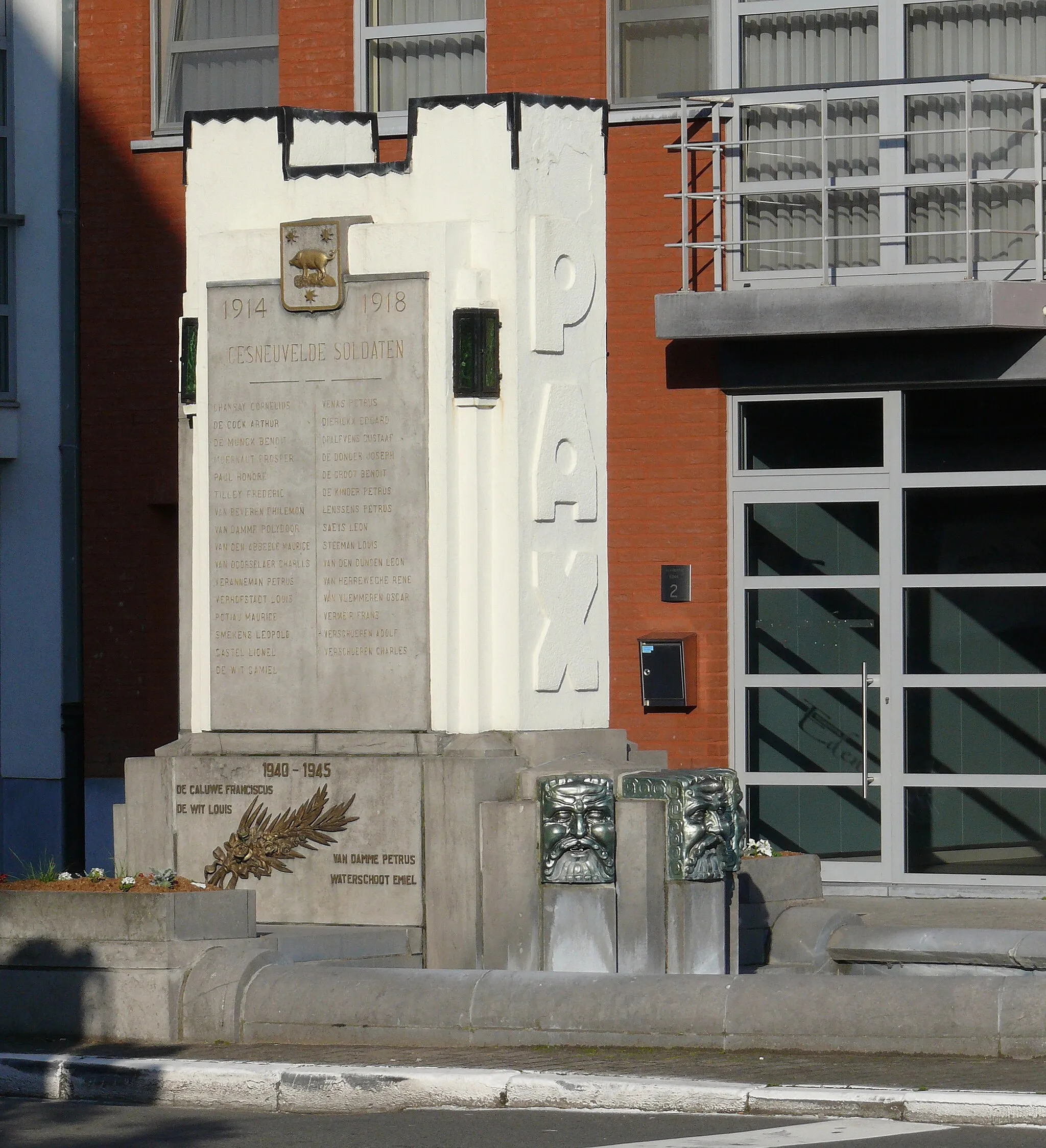 Photo showing: War Memorial erected in memory of the inhabitants of Sint Gillis bij Dendermonde who died in the First World War. The design is by the architect Jules Tijtgat. The monument was inaugurated in 1931.