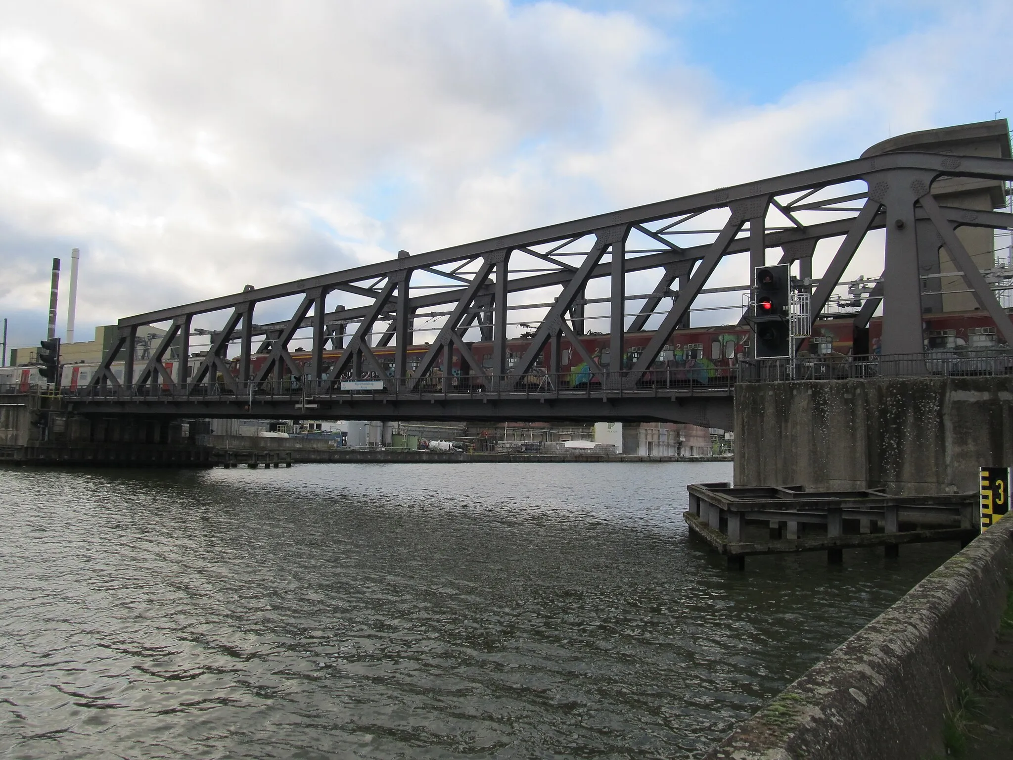 Photo showing: Nijverheidsbrug (Podul Industrial), pod feroviar peste Canalul maritim Bruxelles-Escaut, între localitățile Boom și Ruisbroek din Belgia. Podul este traversat de calea ferată 52.