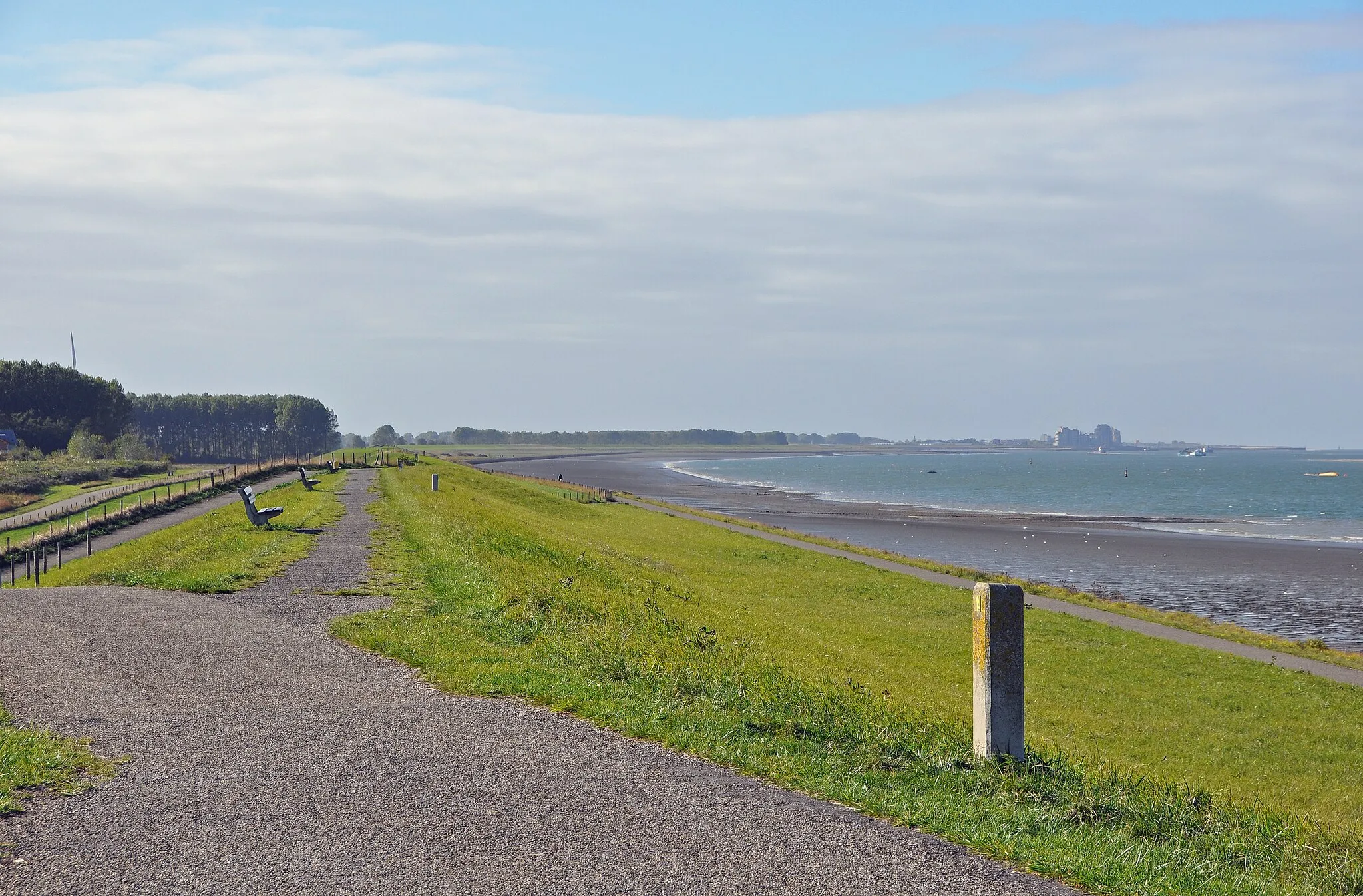 Photo showing: Hoofdplaat (municipality of Sluis, Netherlands): the Scheldt dike and the Western Scheldt