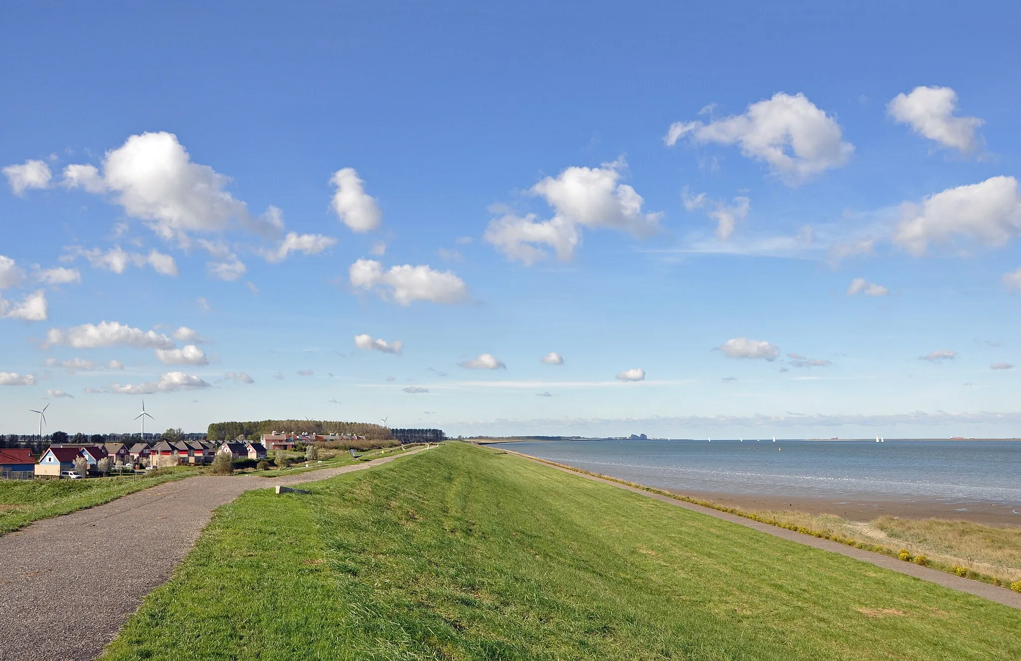 Photo showing: Hoofdplaat (municipality of Sluis, the Netherlands): the dike and the Western Scheldt