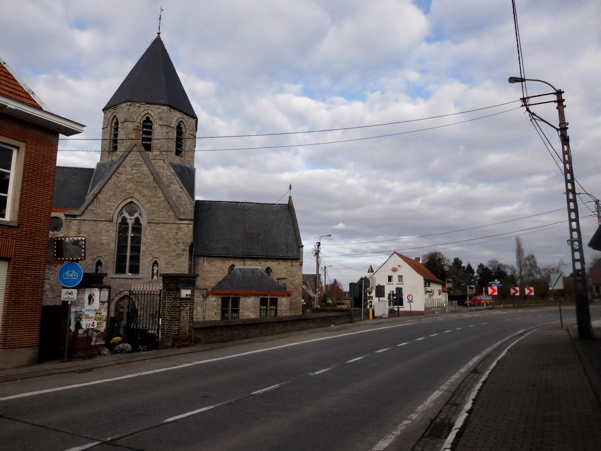 Photo showing: De doortocht van Sint-Maria-Latem voor de herinrichting (2016) in 2015 - Zwalm - Oost-Vlaanderen - België