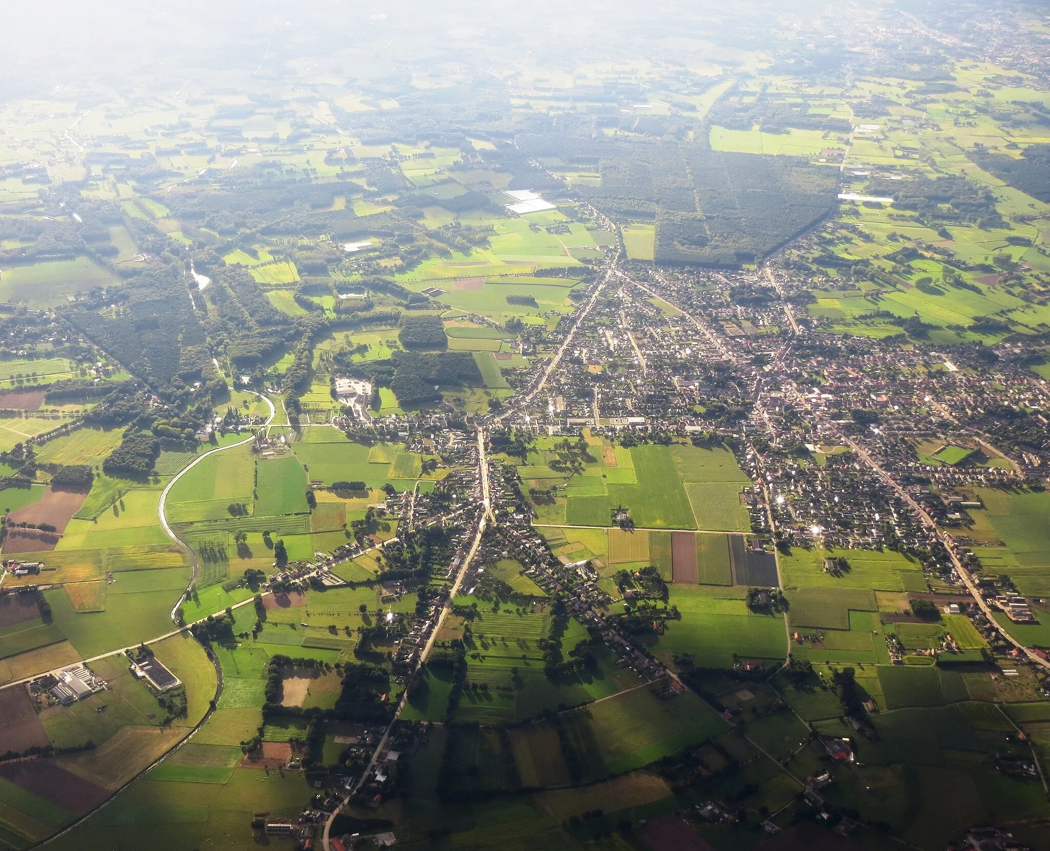 Photo showing: Aerial view from the (south)east towards (north)west, over the Hageland-Leuven region of northern Belgium. This municipality lies north of Brussels and west of Leuwen.