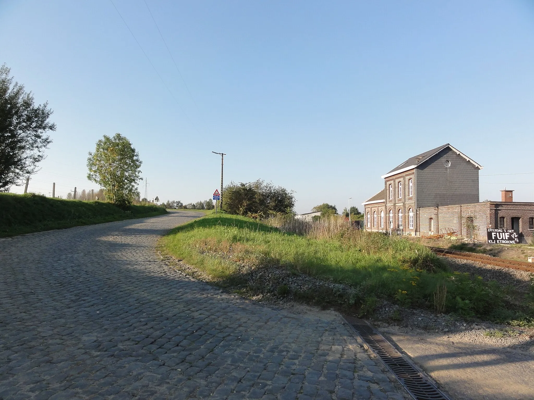 Photo showing: Stationsberg road and hill in Etikhove. Etikhove, Maarkedal, East Flanders, Belgium