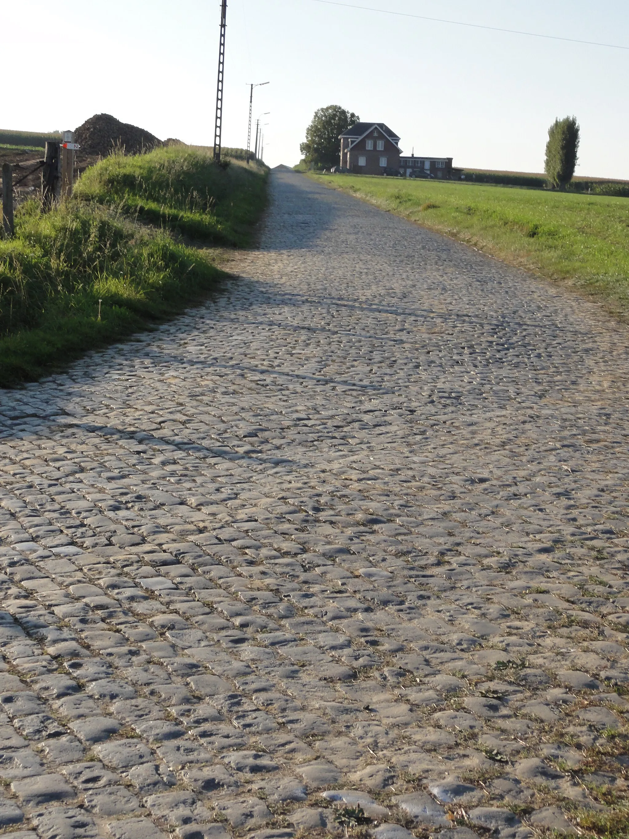 Photo showing: Stationsberg road and hill in Etikhove. Etikhove, Maarkedal, East Flanders, Belgium