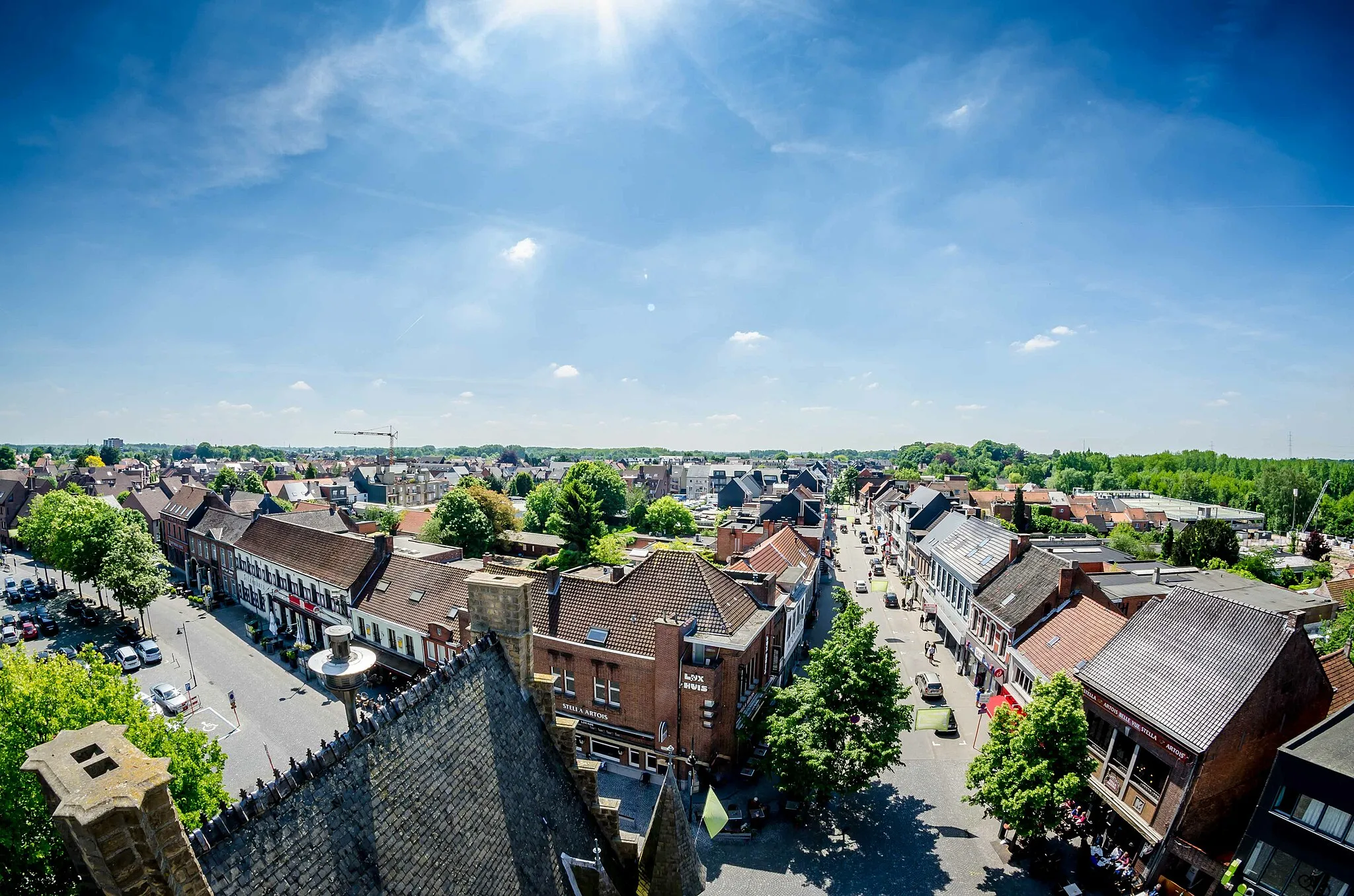 Photo showing: Samen met de gemeenten Puurs en Sint-Amands vormt Bornem de streek Klein-Brabant. De gemeente telt ruim 20.000 inwoners. Bovenaanzicht vanuit de toren van het oude gemeentehuis.