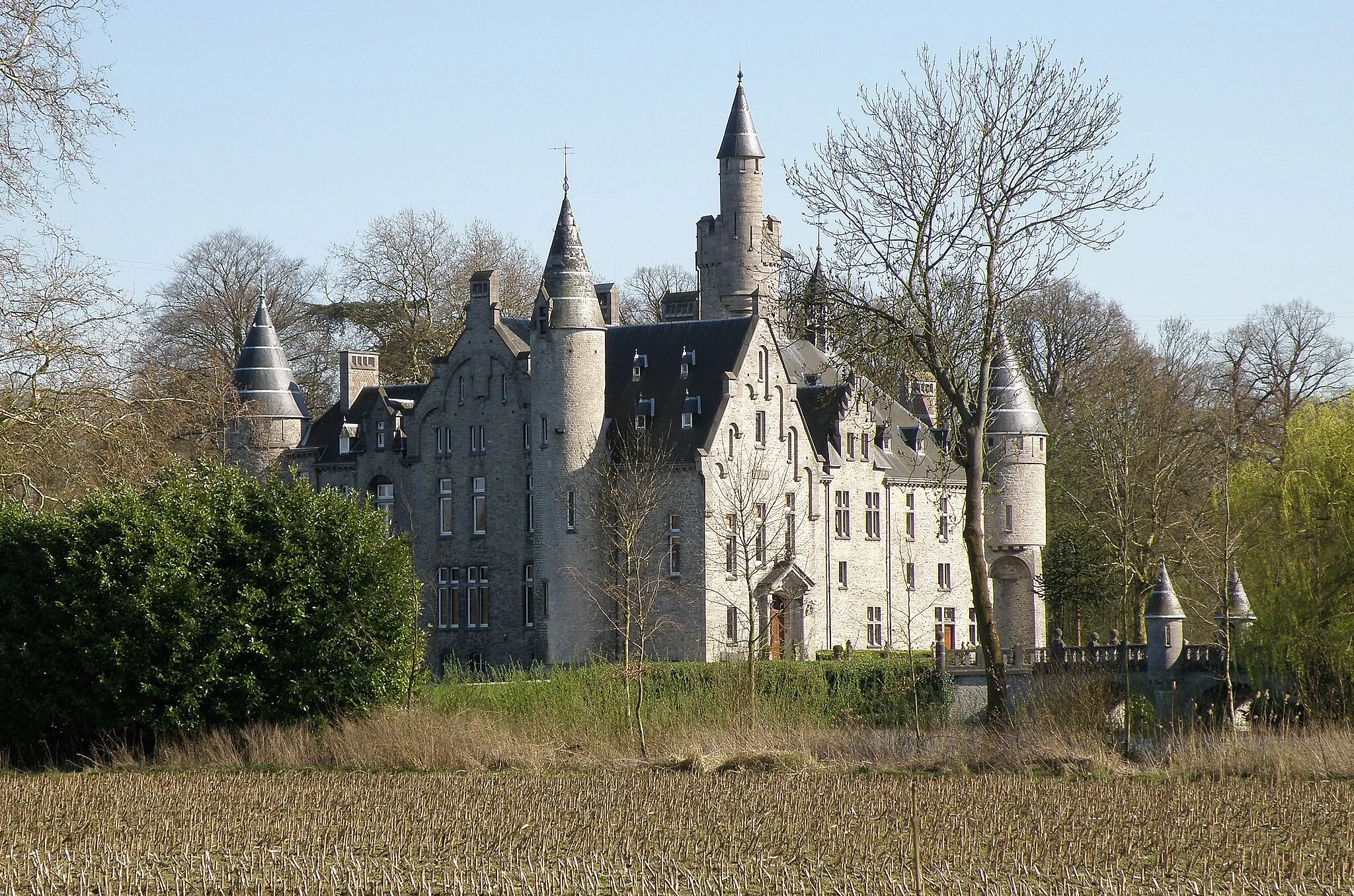 Photo showing: Bornem, prov. Antwerpen (België). Noordgevel van het Kasteel de Marnix de Sainte-Aldegonde, arch. H. Beyaert (voltooid 1894). Brug met ronde torentjes door arch. Janlet (1895).