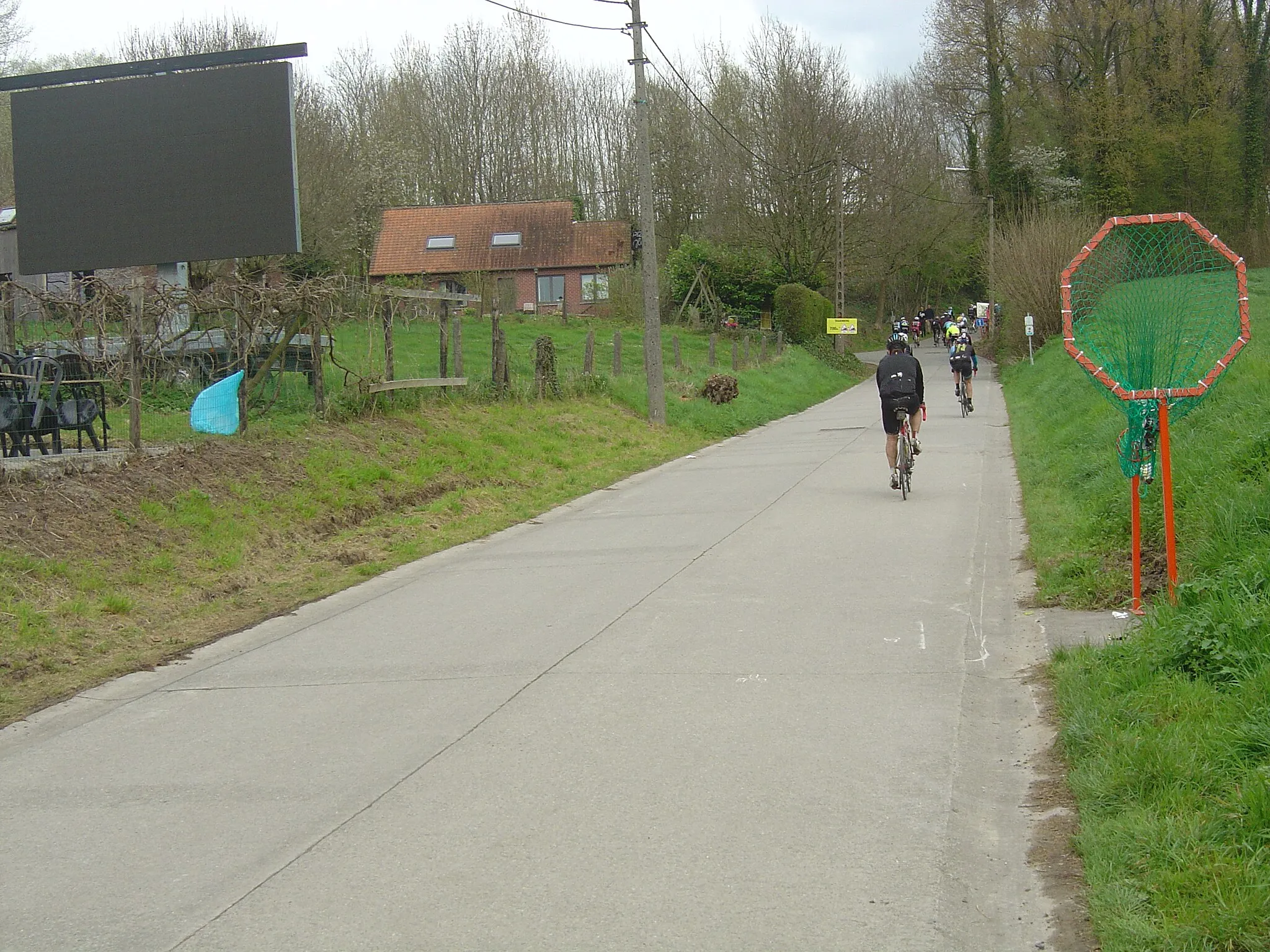 Photo showing: Tour des Flandres cyclo 2017. Début de l'ascension du Taaienberg avant de rentrer dans la partie goudronnée.