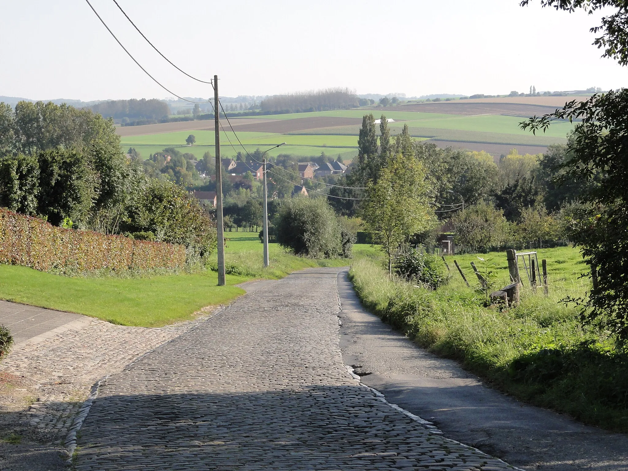 Photo showing: Eikenberg road and hill in Maarke. Maarke, Maarke-Kerkem, Maarkedal, East Flanders, Belgium