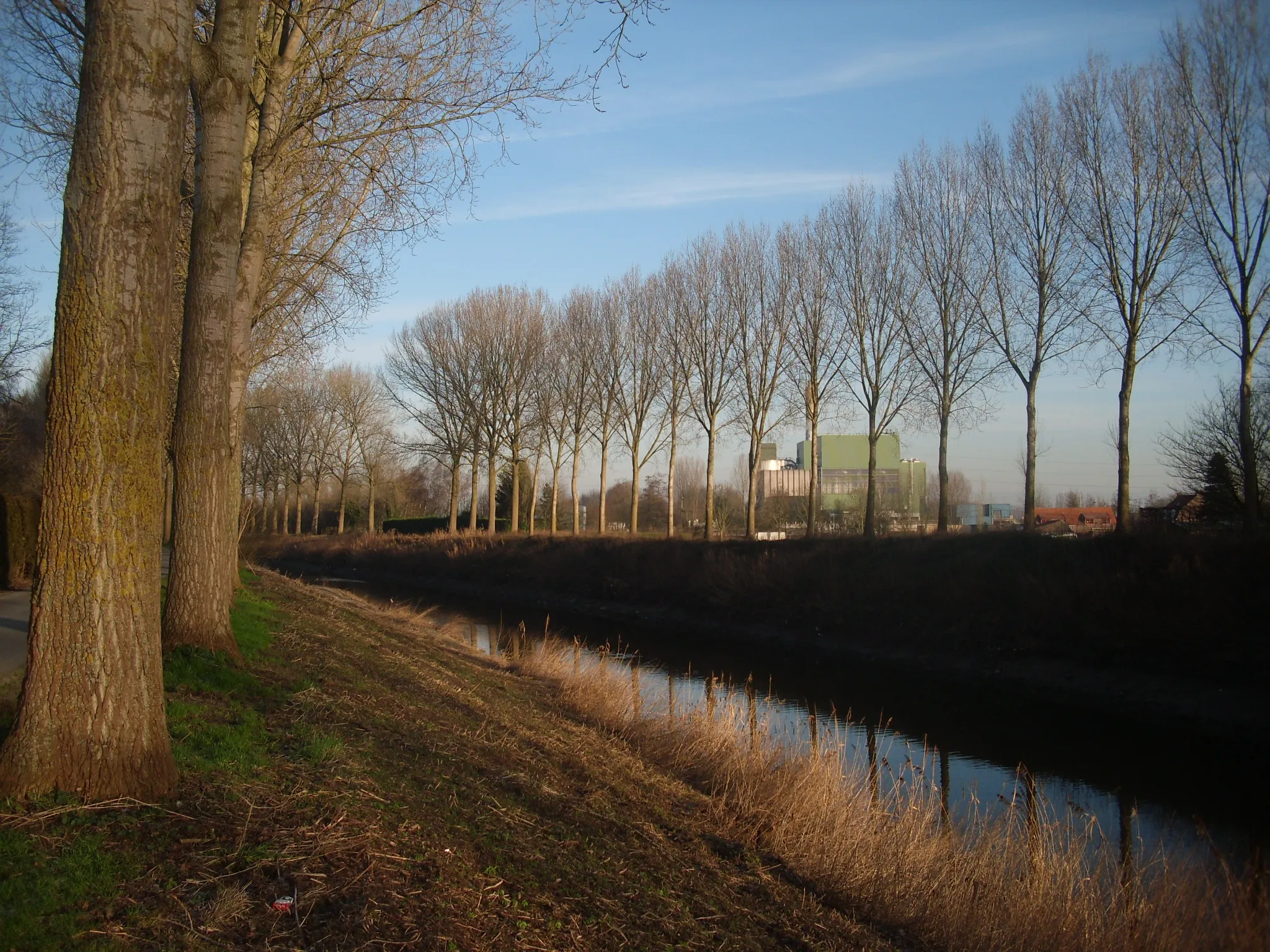 Photo showing: Het Schipdonkkanaal nabij Balgerhoeke - aan de overkant de verbrandingsoven IVM (gemeenten Meetjesland) - Eeklo - Oost-Vlaanderen - België