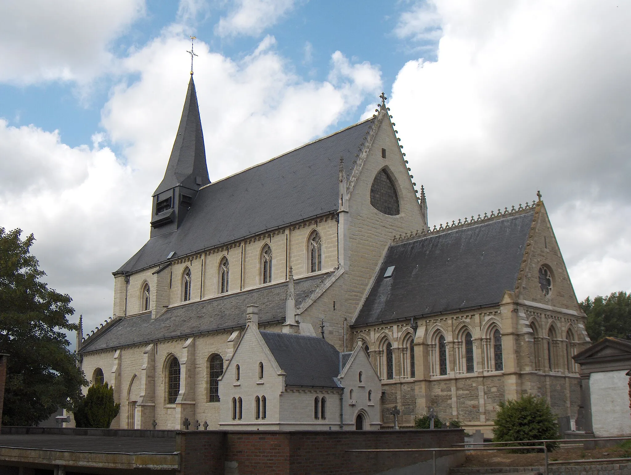 Photo showing: Mediaeval church devoted to Our Lady in Onze-Lieve-Vrouw-Lombeek, municipality of Roosdaal in Belgium