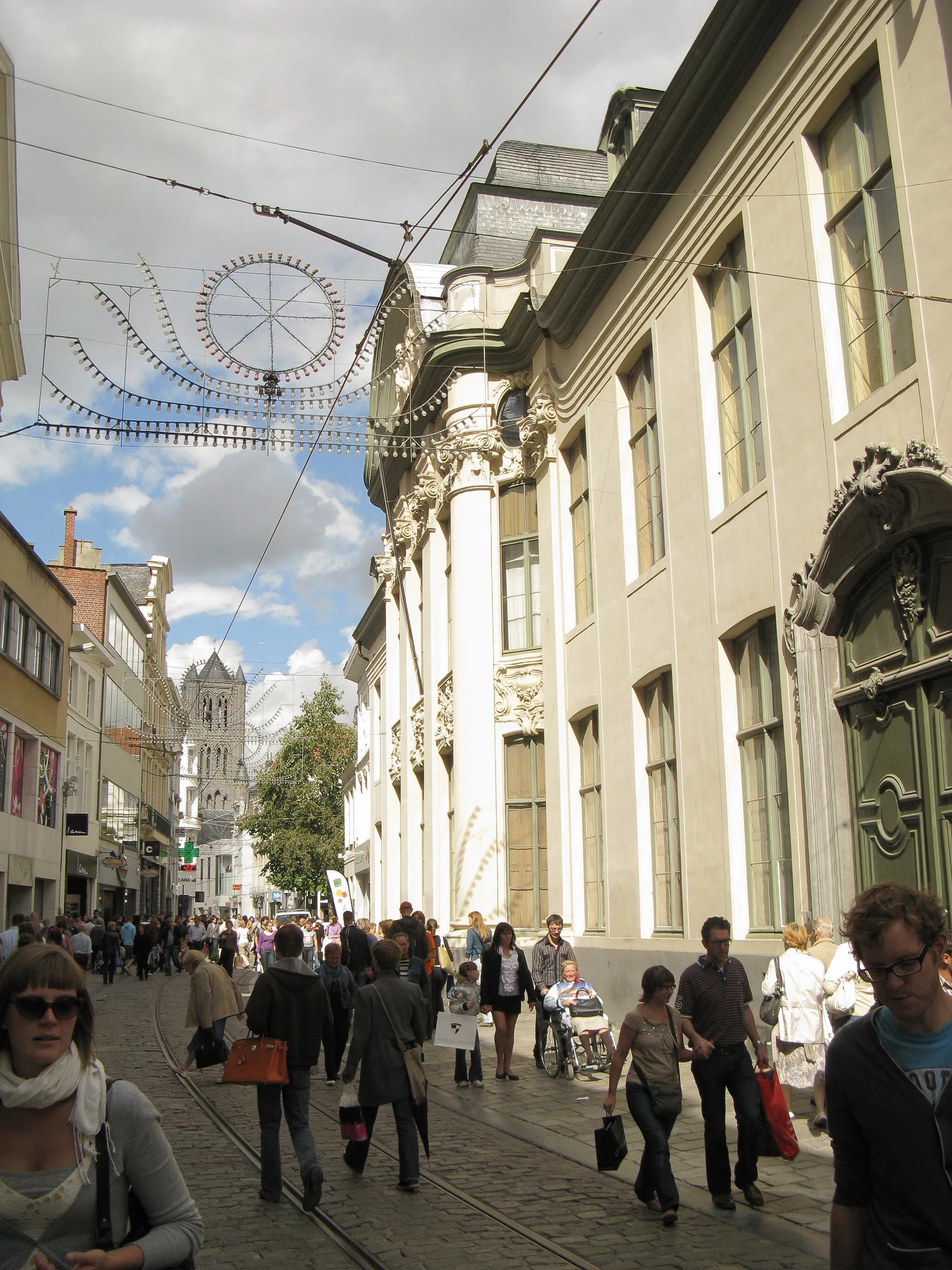 Photo showing: De belangrijkste winkelstraat in Gent, de Veldstraat, met op de voorgrond het Hotel d'Hane Steenhuyse en op de achtergrond de toren van de Sint-Niklaaskerk.