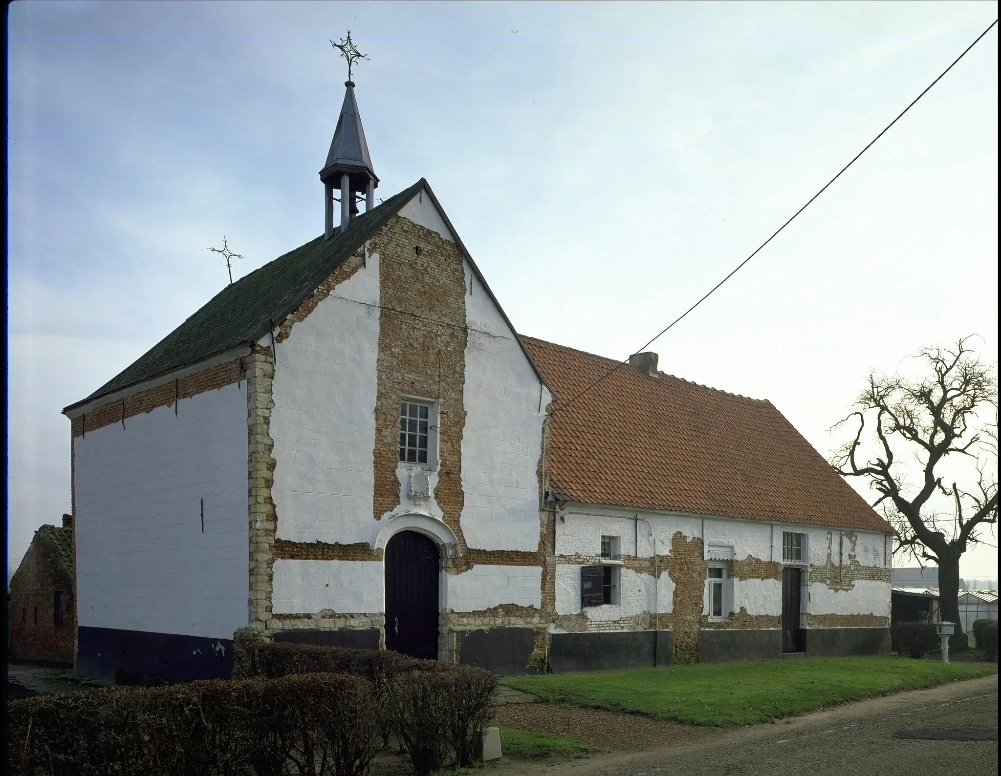 Photo showing: De kapel van de H.Lazarus & O.L.V.Hemelvaart en aanleunende hoeve - algemeen zicht (L.45°)