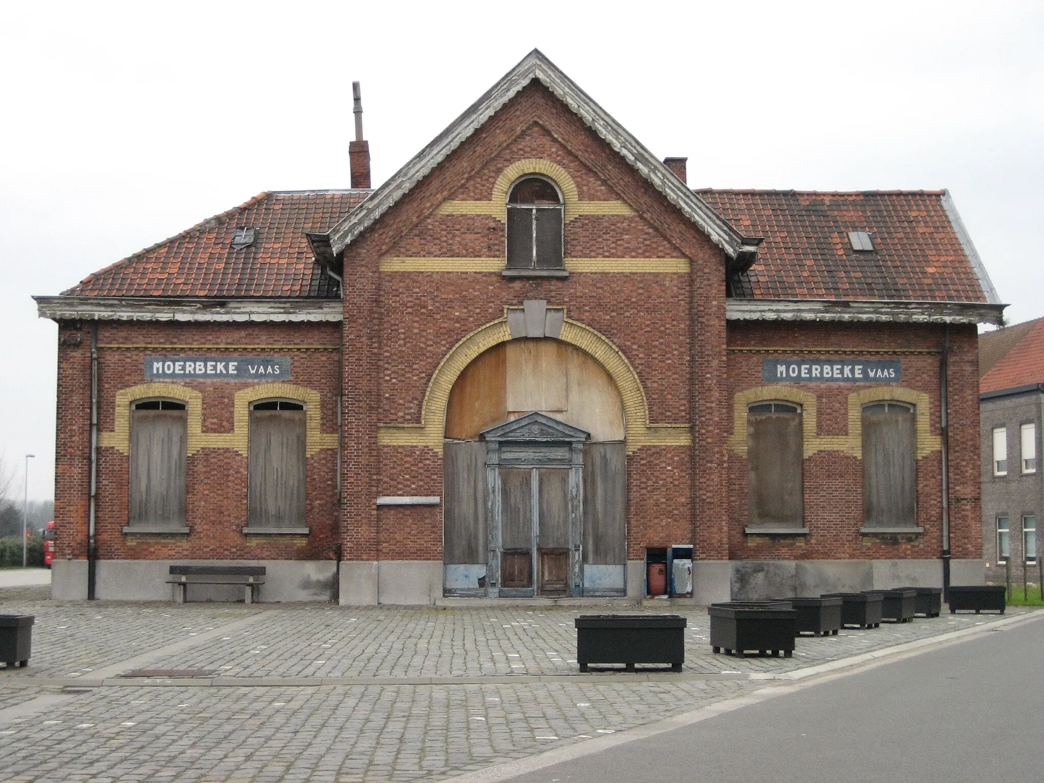 Photo showing: Station Moerbeke