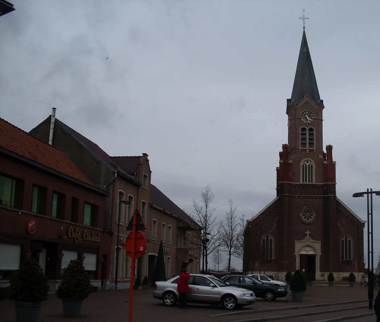 Photo showing: De Sint Corneliuskerk en links restaurant Orchidee en Café Central - de laatste twee afgebroken omwille van de bouw van appartementen in 2017-2018 - Ruienplein - Ruien - Kluisbergen - Oost-Vlaanderen - België