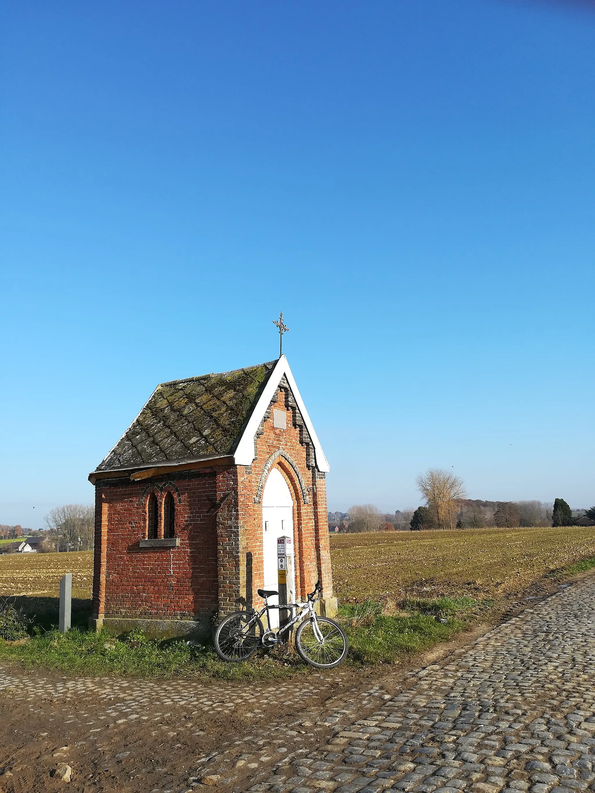 Photo showing: Foto vanuit NW van Viergatenkapel te Oetingen