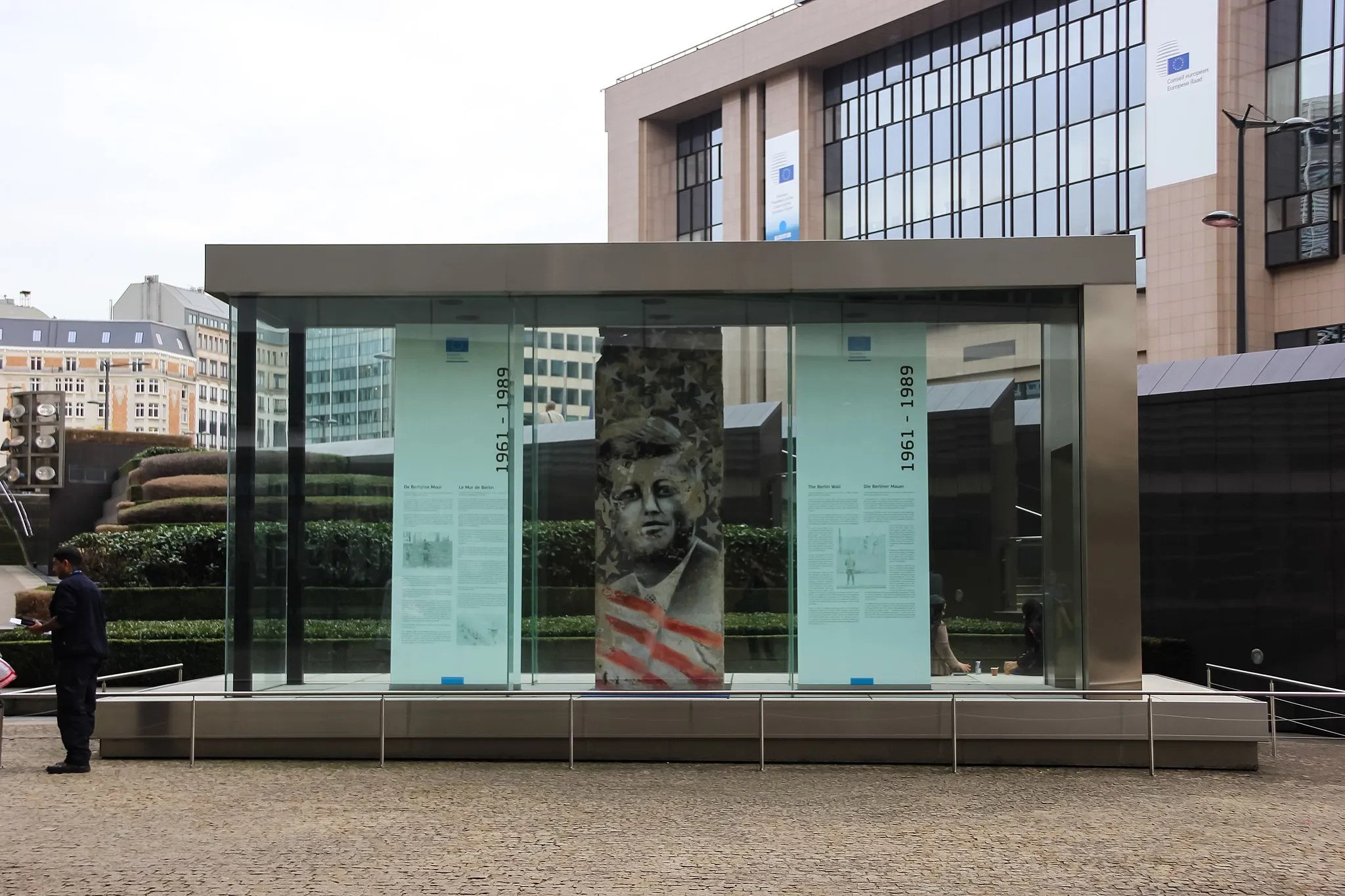 Photo showing: Mauerdenkmal am Berlaymont-Gebäude, dem Sitz der Europäischen Kommission in Brüssel.