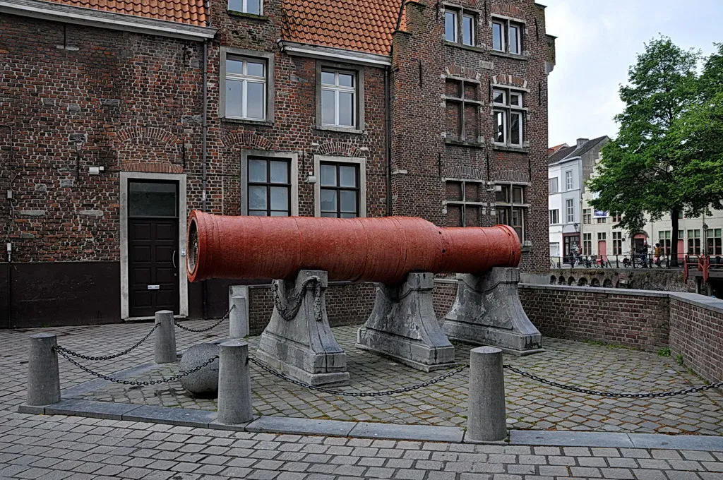 Photo showing: De Dulle Griet, ook wel 'groten rooden duyvele' genoemd, is een oude, smeedijzeren bombarde. Dit enorme kanon werd tijdens de 15e eeuw gemaakt, en werd in 1578 overgebracht vanuit Oudenaarde, als versterking tegen een op hande zijnde Spaanse bezetting (het bleek echter onbruikbaar).

Bron: www.belgiumview.com/belgiumview/tl1/view0004277.php4