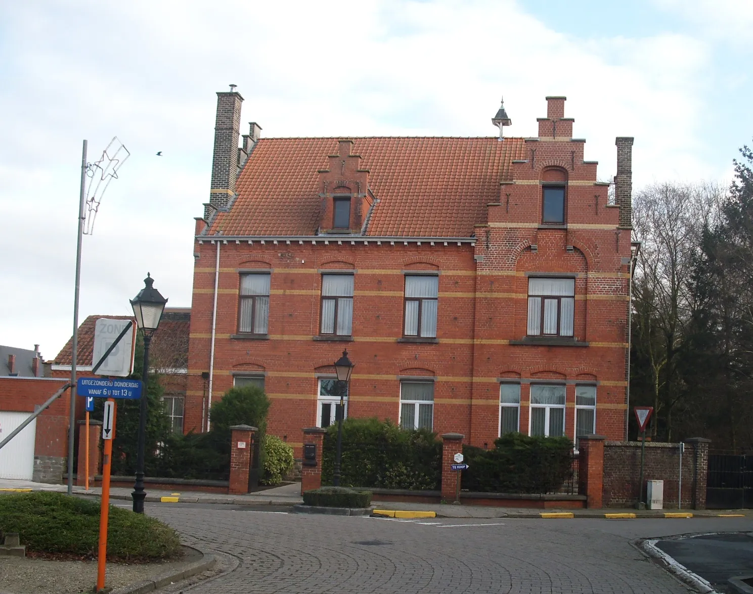 Photo showing: De Dekenij van Nazareth nabij de kerk - Oost-Vlaanderen - België