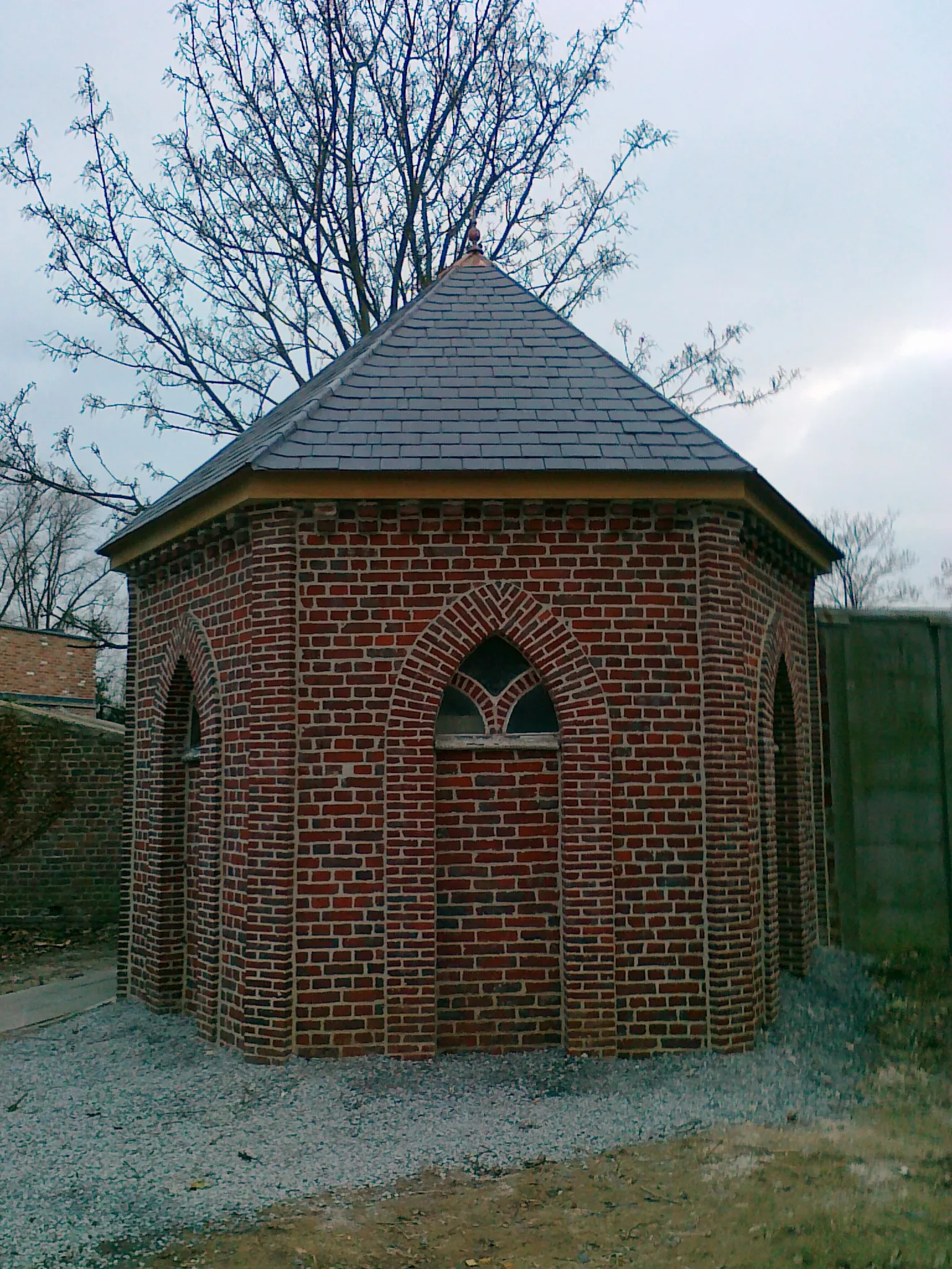 Photo showing: Het voormalige dodenhuisje of lijkenhuisje (dodenhuizeken genoemd) van Bambrugge is gerestaureerd, er is een nieuw dak op gezet.