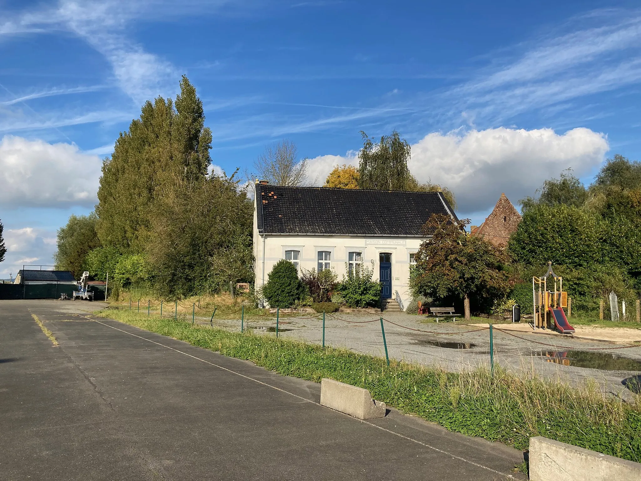 Photo showing: Ancienne maison communale de Lahamaide, également station de tramway de la ligne 403.