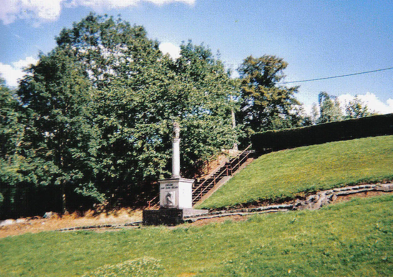 Photo showing: A First World War monument in Edelare, a submunicipality of Oudenaarde, Belgium, standing on the slopes of Edelareberg. The inscription reads 'Edelare aan zijne helden' (Edelare to its heroes).