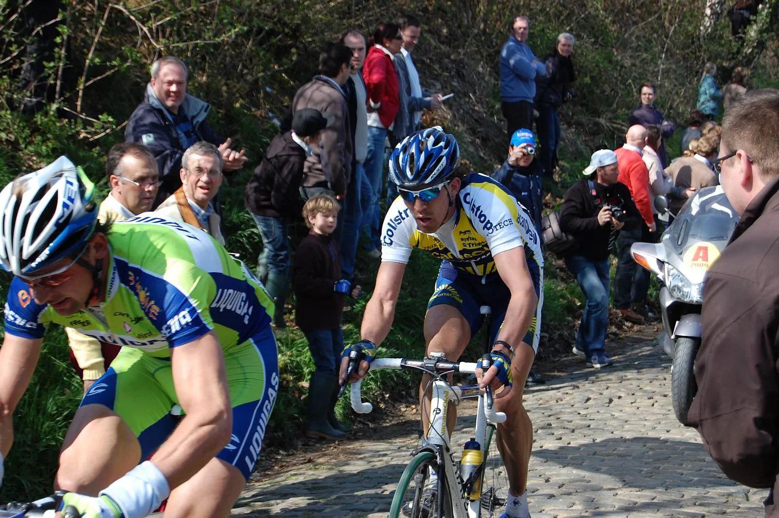Photo showing: Sfeerbeelden van de Ronde van Vlaanderen 2009.

De twee koplopers op de Oude Kwaremont zijn Aleksandr Kuschynski (Liquigas) en Wim De Vocht (Vacansoleil Pro Cycling Team).