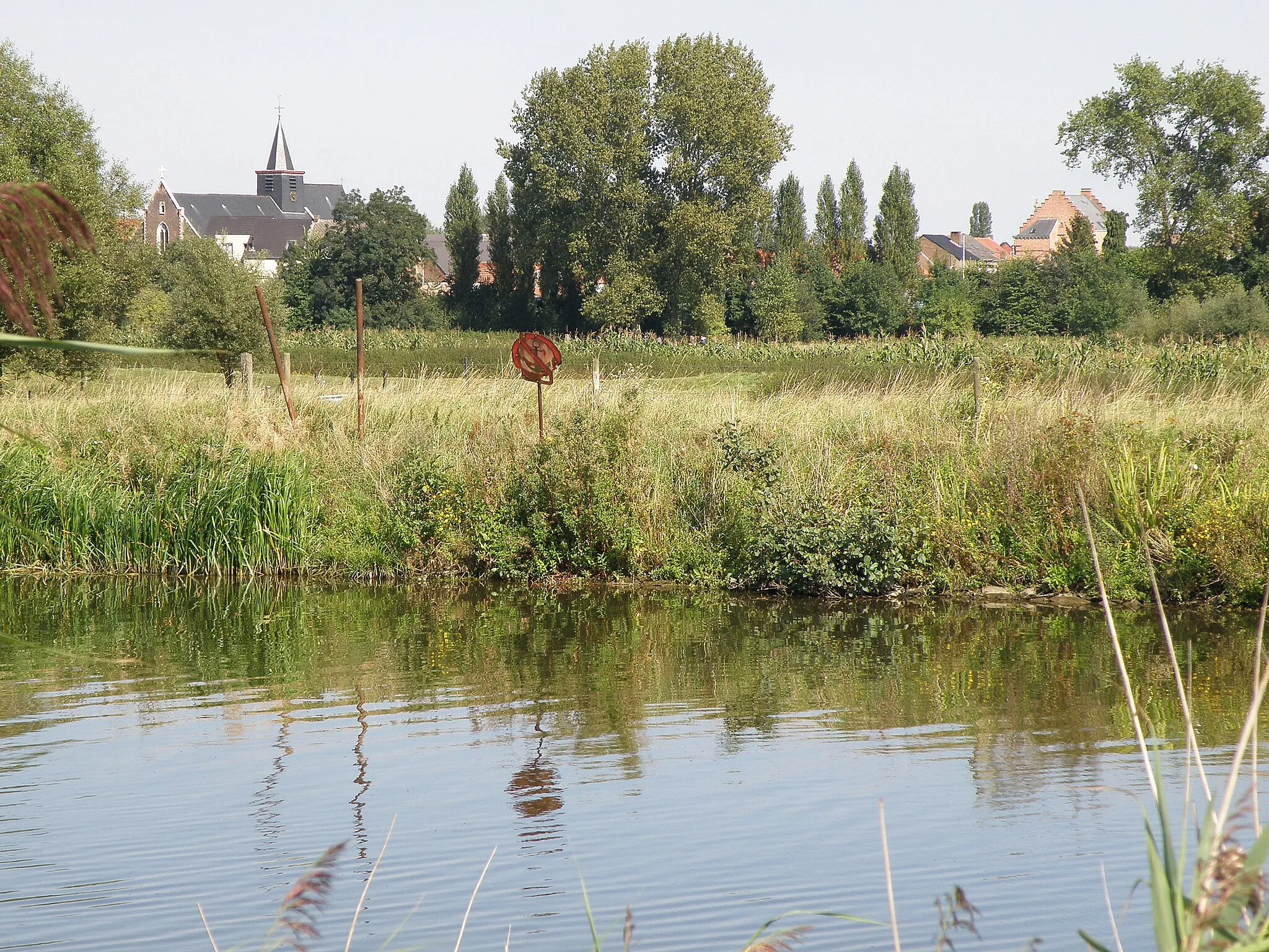 Photo showing: Denderbelle, deelgem. van Lebbeke (prov. O.-Vl., België), met Sint-Martinuskerk links en gemeentehuis rechts. Foto genomen vanop de Denderdijk in het tegenoverliggende Mespelare. Blik naar +/- oosten.