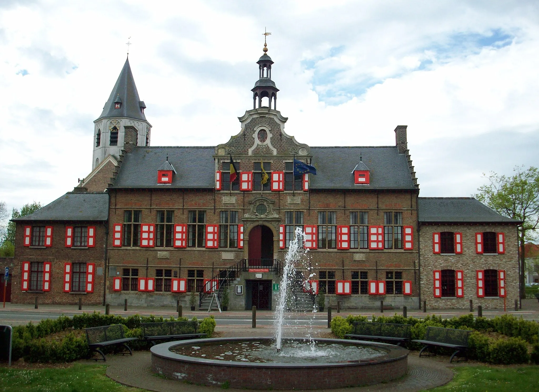 Photo showing: Stadhuis en kerk van Kaprijke