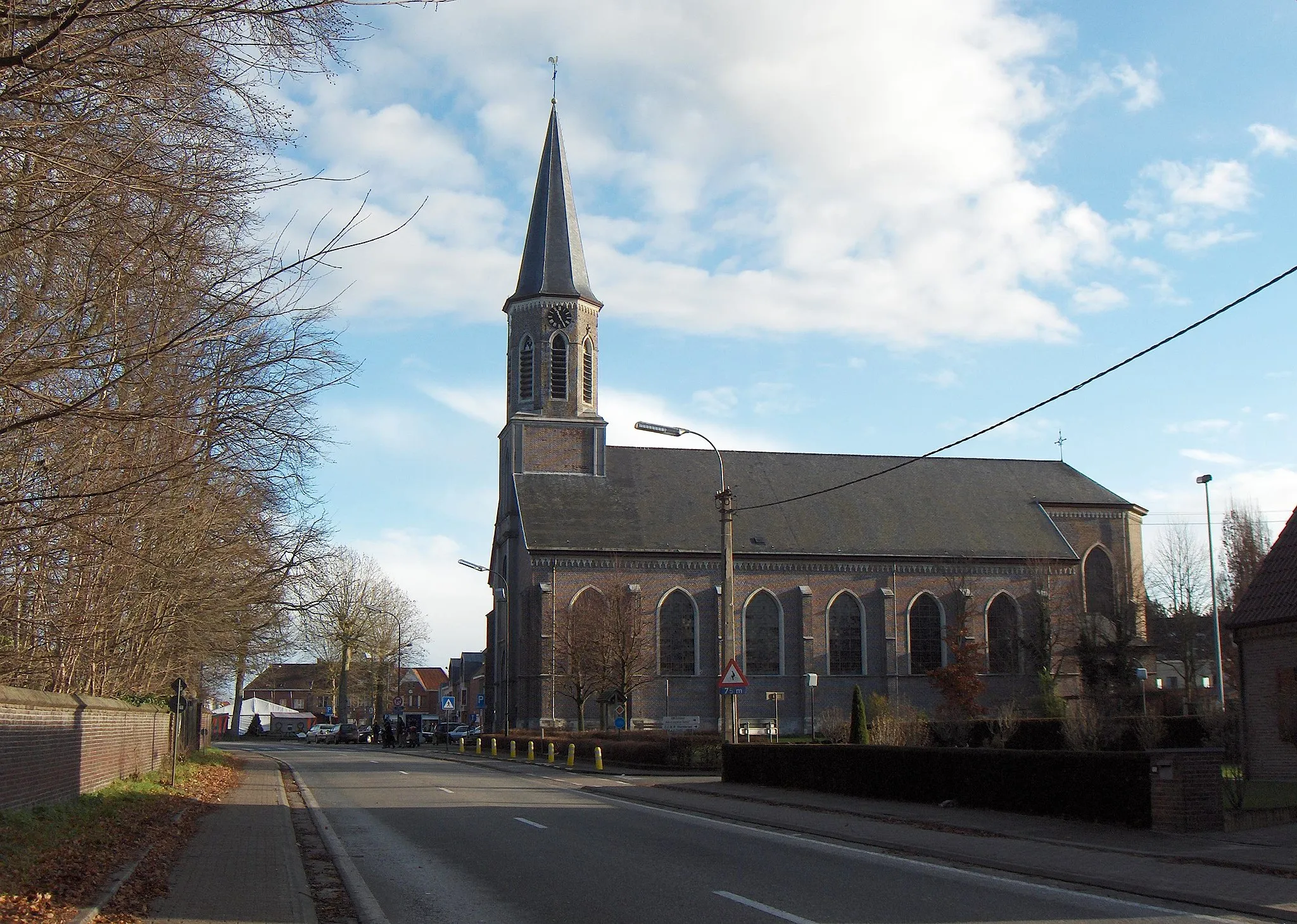 Photo showing: Heusden (Ortsteil der Gemeinde Destelbergen, Belgien, Prov. Ostflandern), Dorfmitte mit Kreuzkirche (Heilig-Kruiskerk). Blick von Süden