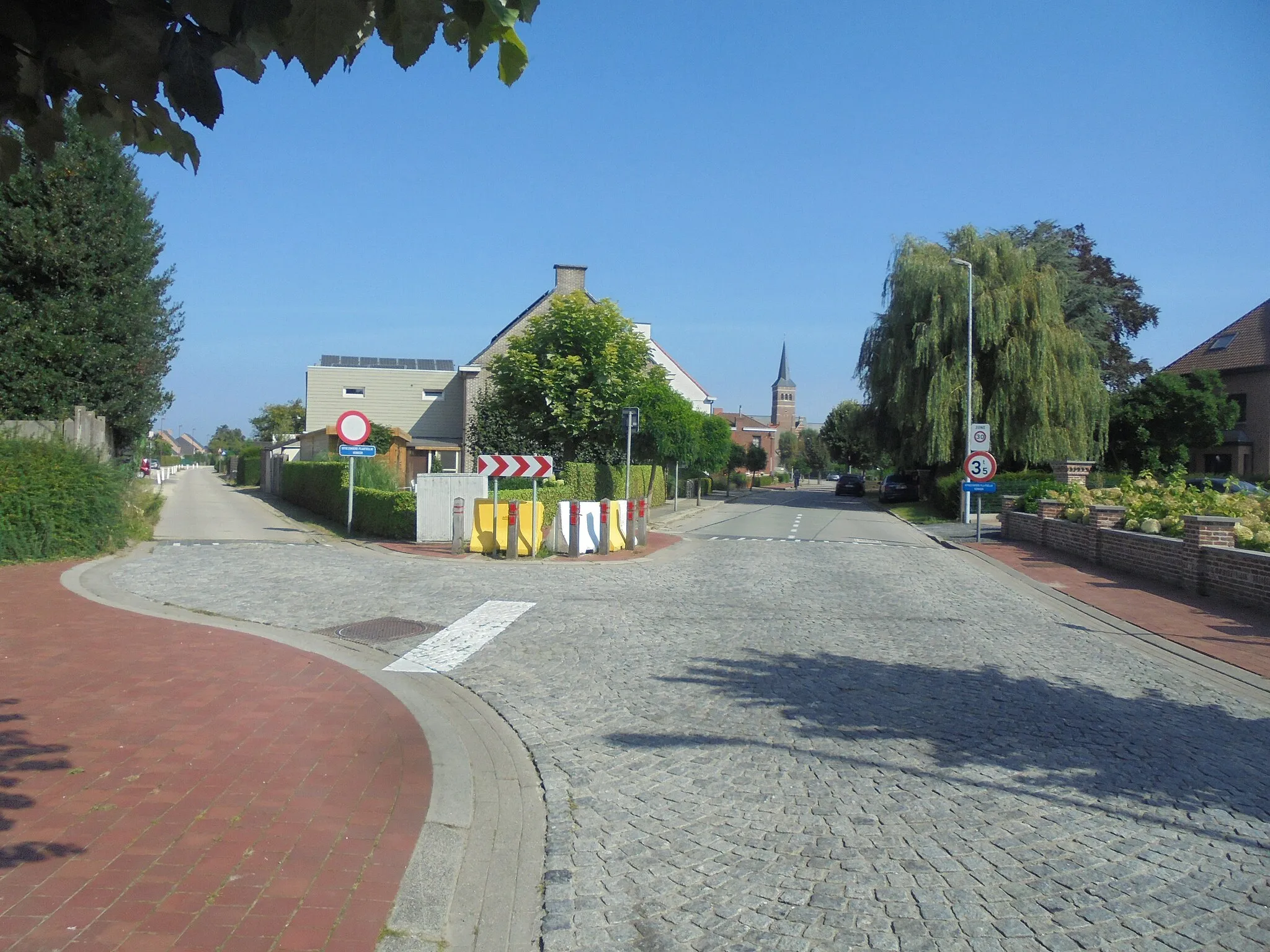 Photo showing: Centrum van Vosselare - rechts Vosselaredorp met de Sint-Eligiuskerk - links de Hoogstraat - Vosselare is een deelgemeente Deinze - Oost-Vlaanderen - België.