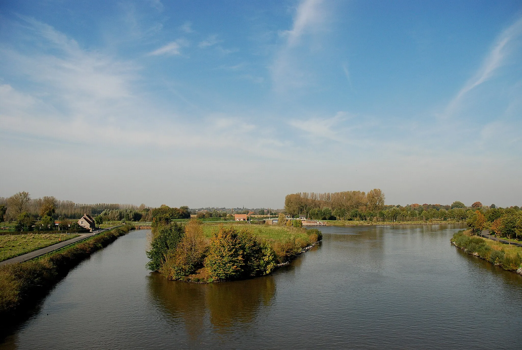 Photo showing: Eiland in het Schipdonkkanaal vlak voor de kruising met de Brugse Vaart (rechts Gent) en in de verte de Schipdonksluis. Foto genomen in noordelijke richting vanop de brug in Merendree over het Schipdonkkanaal